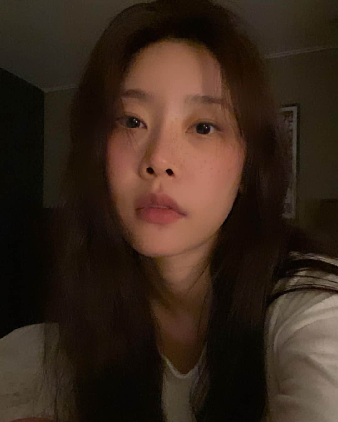 ソジン のインスタグラム：「아까 커피가 너무 맛나더라니. 스토리 삼매경. 오늘 집중력 다 소진. 제발 자 소진아. 그 뭔지알죠. 너무 피곤해서 잠들고 싶은데. 눈감고 엄지발가락 한번씩 움직대면서. 리듬타고. 뒤척이는 이느낌.」
