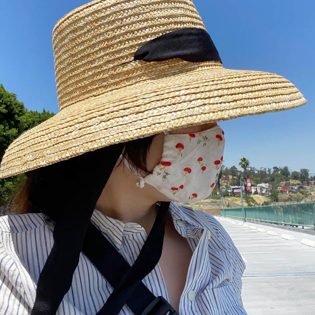 フリーディアのインスタグラム：「Full on protection mode. ☀️ #sunhat #mask #facemask #outandabout #chinatownla #lachinatown #protected #happyfriday #friyay」
