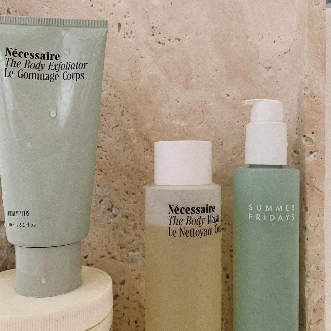 Marianna Hewittのインスタグラム：「shower essentials 🚿 • @summerfridays super amino gel cleanser, this is my AM and PM face wash 🧼 • @necessaire body exfoliator is really fine so it gently exfoliates my skin then I use the body wash」