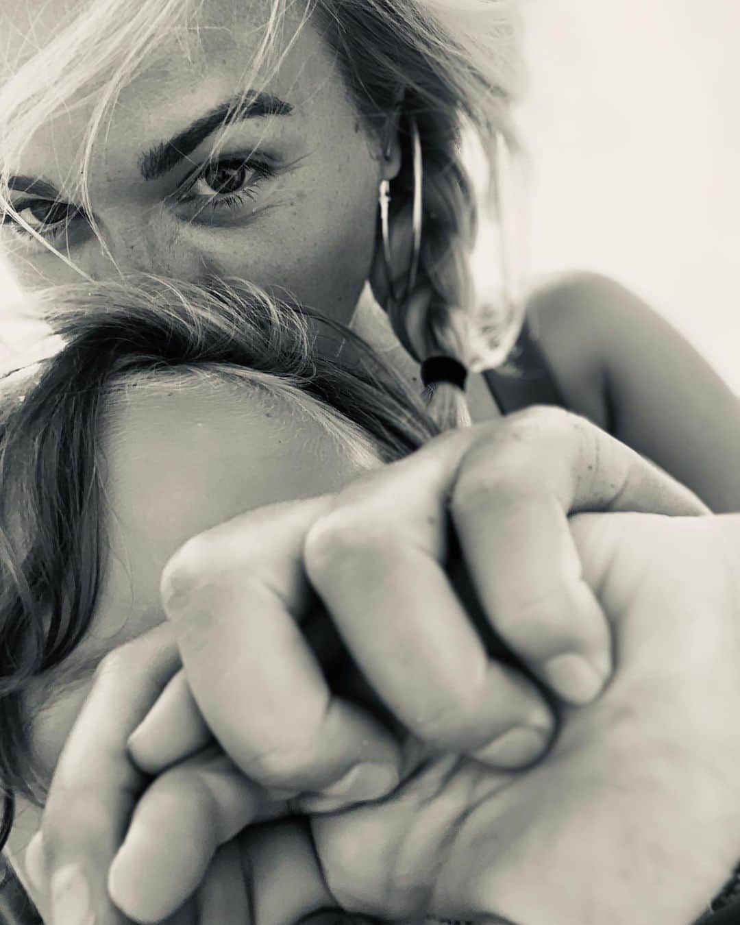 ブリット・ニコルのインスタグラム：「He melts my heart. Picks me wildflowers almost every morning. I am so thankful for Adin Jerusalem 🌻」