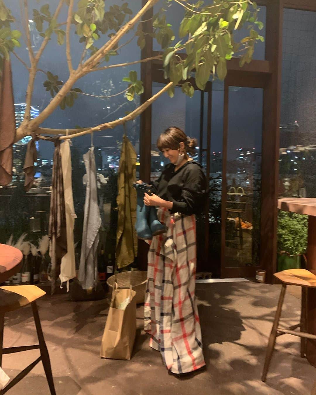風間ゆみえのインスタグラム：「梅雨入りしましたね  皆さんは雨がきらいですか？  私は雨が好きなほうです。  昨日は @eatripsoil に長靴を買いに出かけました。雨用というより庭仕事用にと思ってブルーグリーンを買いました。 北海道で丁寧に作られた日本製の長靴。 折りたためるくらいの柔らかさで重宝しそう☺️✨ 3色ありましたよ  #yumie_k_style」