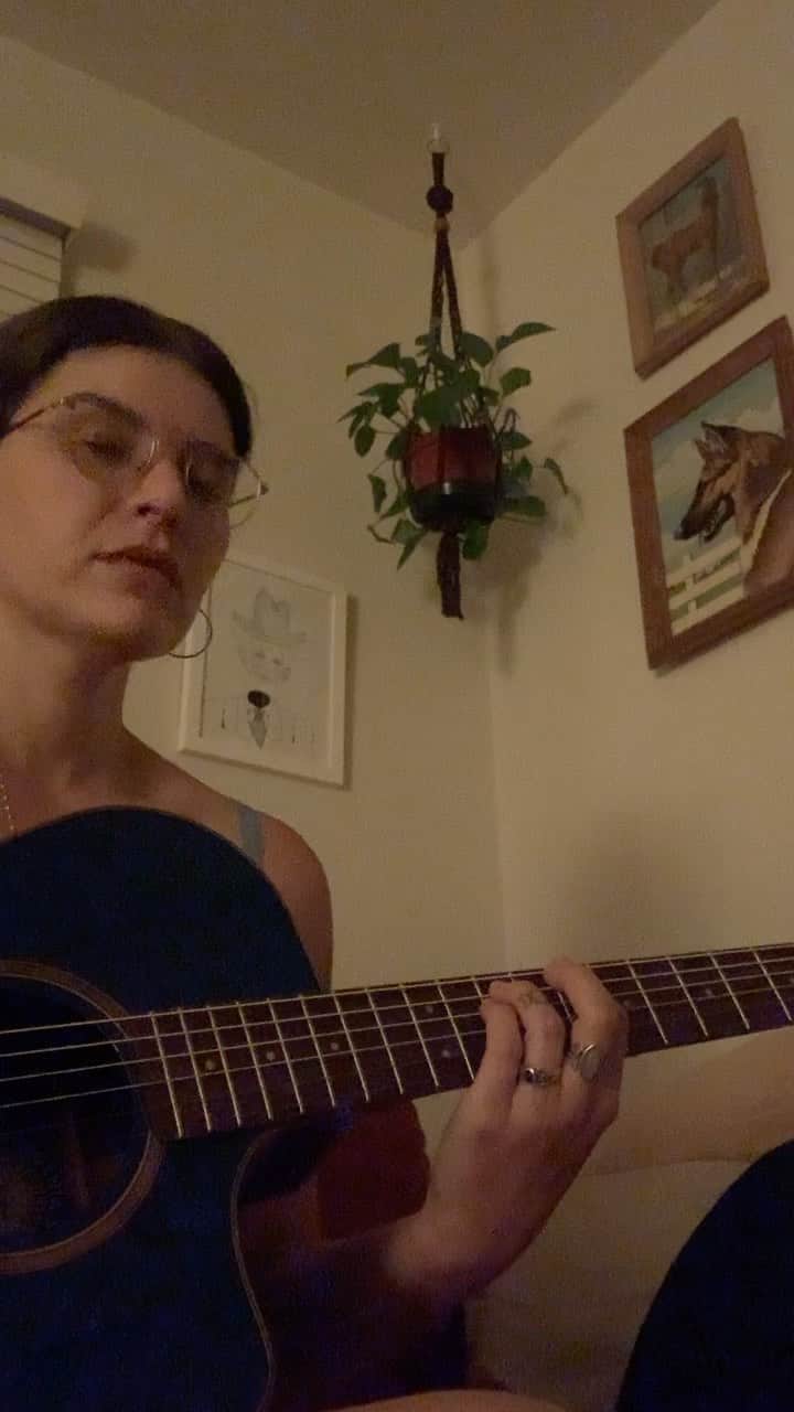 ベスト・コーストのインスタグラム：「last night i couldn’t sleep. i started thinking about music and how it’s always been a way out of darkness for me. how writing songs has always been my way of unleashing demons and putting meaning to my emotions during heavy times. these are heavy times we’re living in, there’s no doubt about that. ⁣ ⁣ I started thinking specifically about the music that inspired me to start Best Coast and how so much of it was by incredible Black women who had to overcome so much just for a seat at the table. I thought about how there would be no “lazy crazy baby” without The Ronettes. There would be no “60s girl groups” for me to draw inspiration from without The Shirelles, The Crystals, The Supremes, The Marvelettes - the list goes on. And while I know this song was co-written and produced by a wildly problematic white man, it really isn’t his. (Nerdy trivia for you: Ronnie Spector is the only member of The Ronettes singing on the recorded version. She even sang most of the background vocals herself! The Blossoms, led by Darlene Love provided additional background vocals.) I saw Ronnie perform this in the summertime when i was living in New York. I was 21 years old and felt so lost. When I knew I wanted to move back home and write music - it was because of artists like Ronnie Spector. It was because of Motown and Stax. There’s no Best Coast or Bethany Cosentino as a singer/songwriter without these beautiful Black voices that have inspired me so much. Need to give credit where credit is due. Here’s a 2AM cover and sorry for fucking it up there towards the end lol.⁣ ⁣ I promise I will continue to do my best to fight oppression in all of its forms. I am grateful to be alive during this time in the world, it feels like a real shot at something new. A paradigm shift. A better world is possible!⁣」