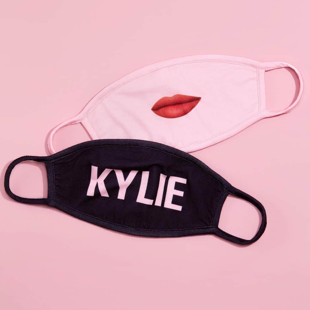 クリス・ジェンナーさんのインスタグラム写真 - (クリス・ジェンナーInstagram)「New KYLIE fabric face masks just launched on KylieSkin.com ❤️ reusable, washable and they come in two cute designs! #KylieCosmetics #KylieSkin @kyliejenner」6月13日 2時02分 - krisjenner