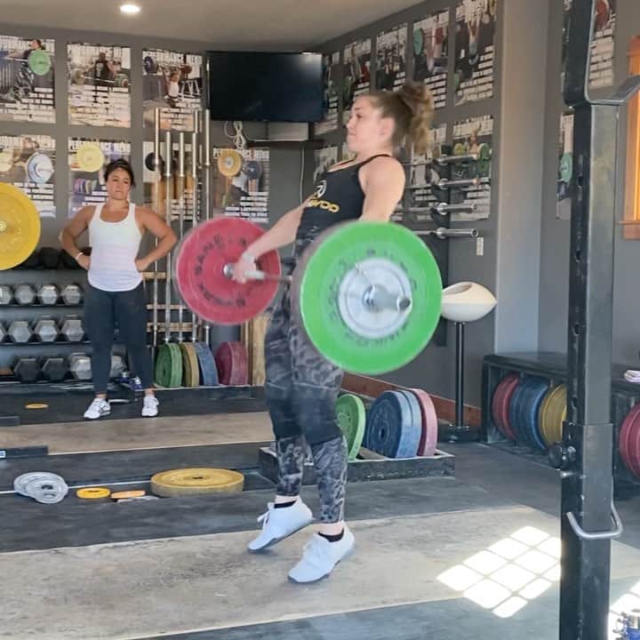 マッティ・ロジャーズのインスタグラム：「I’m taking today off to catch up on things back at home (& also so my body can like idk not die), but I have about a million and a half videos from camp so HERE YOU GO. First day there afternoon dip snatch & block snatches from that morning. Intensity was high for pretty much every session, but it’s a little easier with your friends around & it feeling like show and tell because you’re in front of your coach instead of across the country. I miss it already!!」