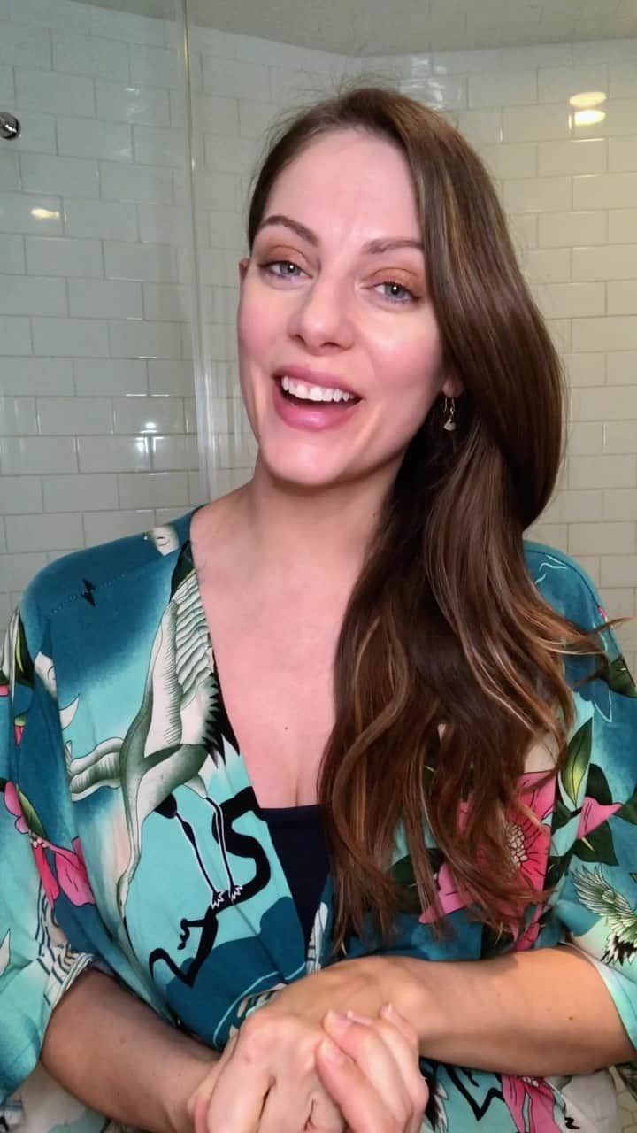 のインスタグラム：「My Summer 2020 self love gift guide is here! And my personal @suryabrasilbeauty promo code is P-JULIA10. Happy loving! 💪 Color, strengthen and protect! Because Surya Brasil is free of ammonia, it’s by-products, is vegan and cruelty-free, the Henna hair care system will keep your hair healthy all summer long. 👄 Surya’s kissable summertime lip balm moisturizes and enhances your natural lip color. . . #suryabrasil #suryabrasilbeauty #selflove #selfcare #summertimeessentials #giftguide #veganbeauty #nontoxicbeauty #veganhair #lipbalm #loveyourself @americanoize」