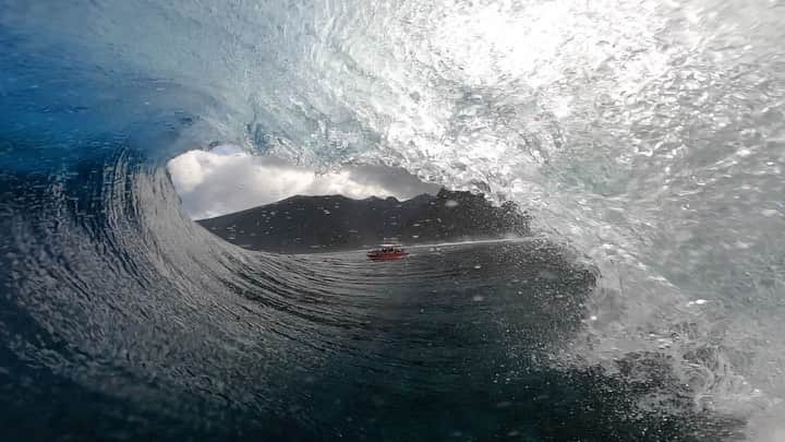 ミシェル・ボレーズのインスタグラム：「When you see a boat full of kids , you have to make the barrel! The lifestyle we have in tahiti is unique . I’m great full to be stock here at home during that hard time . Merci  @snappy_anthos  pour la photo du bateau 😉 @firewiresurfboards」