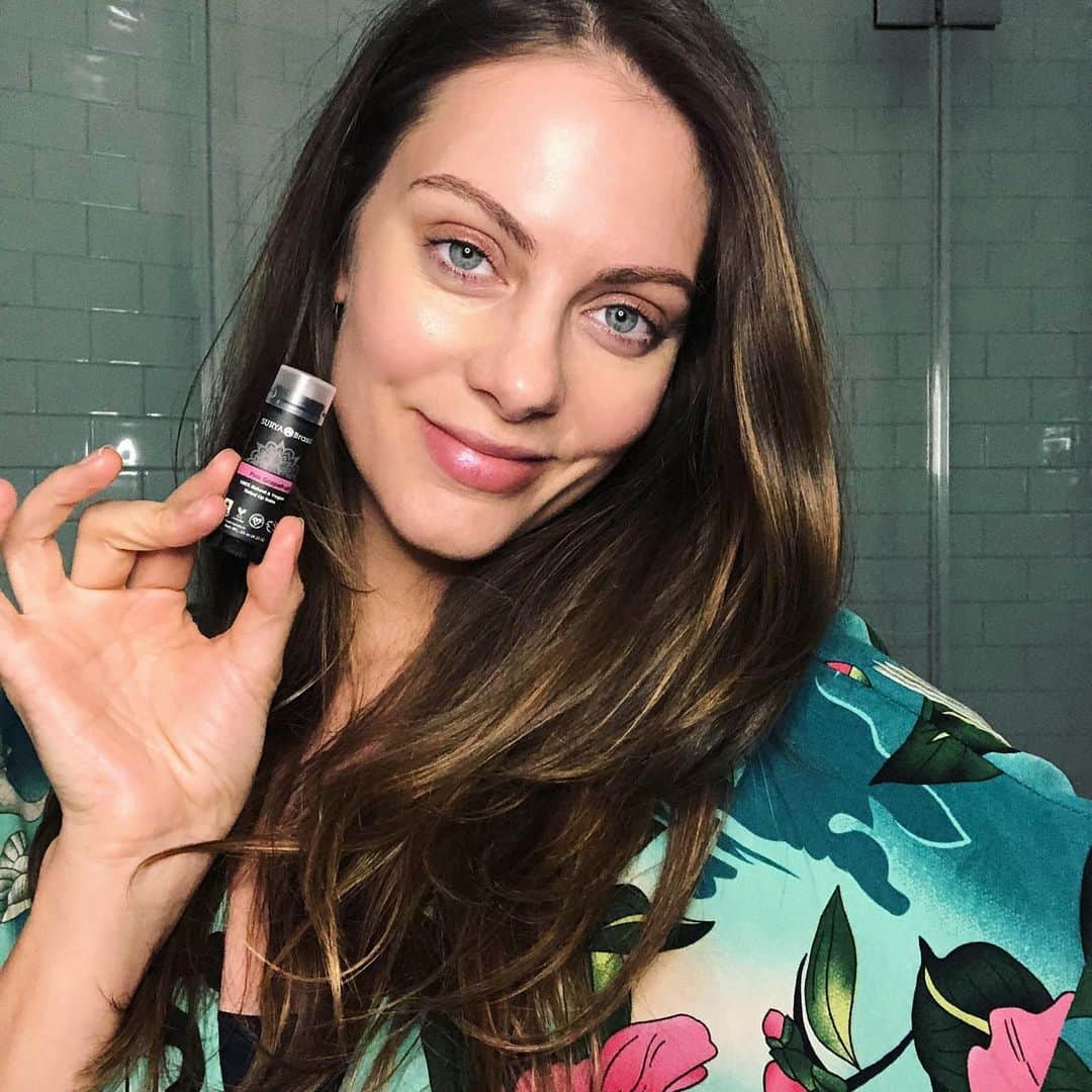のインスタグラム：「I put together a few of my favorite products from @suryabrasilbeauty for my Summer 2020 self love gift guide! Health and loving yourself go hand in hand. No harmful chemical to get in the way of your glow ✨❤️ check out my IGTV and use my promo code P-JULIA10 to get your self love and care on ❤️ . . #suryabrasil #suryabrasilbeauty #beautyguide #veganbeauty #nontoxicbeauty #veganhaircare #summertimeessentials #summer2020 #loveyourself @americanoize」
