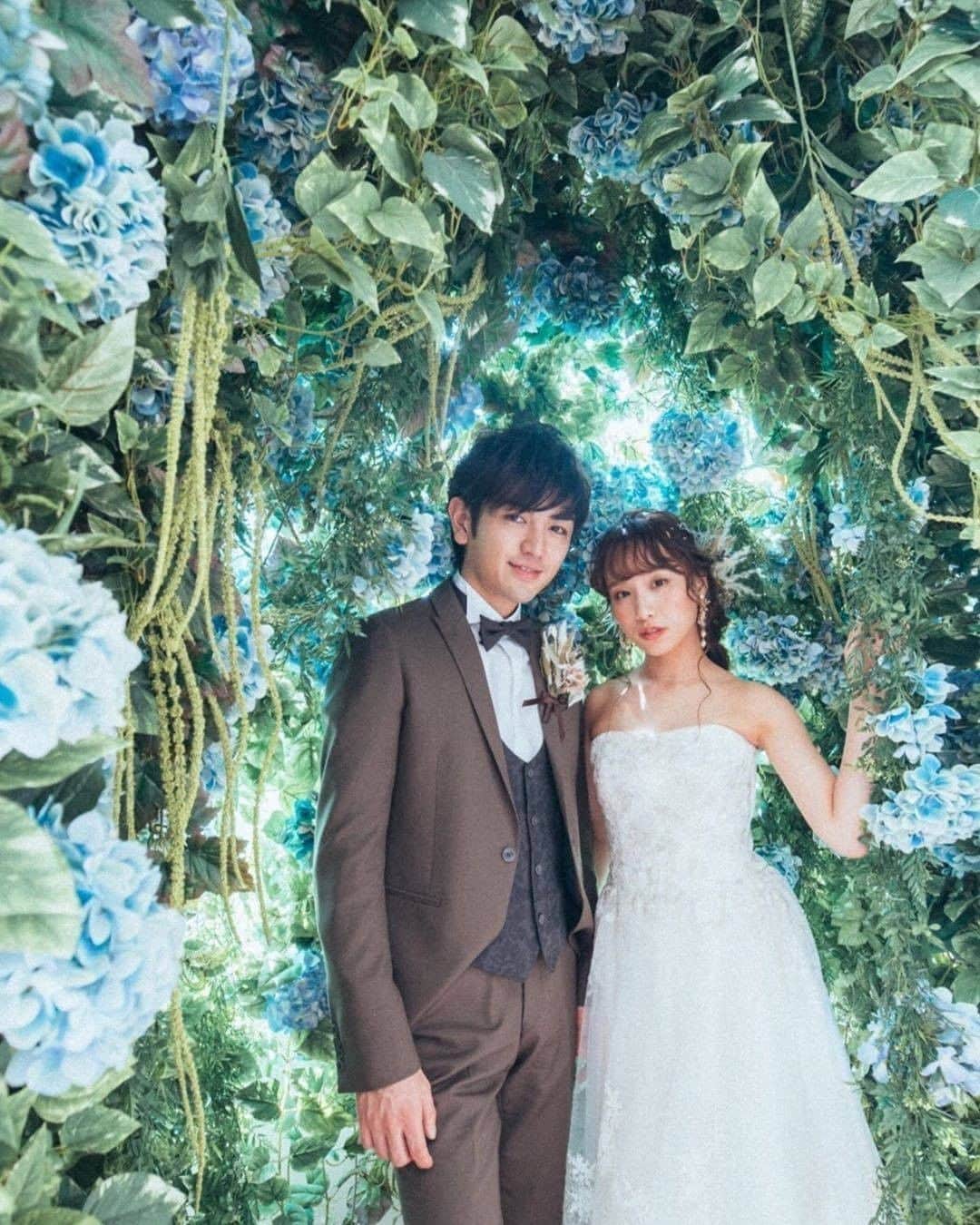 のインスタグラム：「@farny_weddingをフォローして #プラコレ #farnyレポ を付けて投稿してくださいね♥ . :-: :-: :-: :-: :-: :-: :-: :-: :-: 本日紹介したいウェディングフォトは・・・ @eggfilm_miyazakiさん♡ . 梅雨入りの季節となりましたね☔️ 花嫁さまから絶大な支持を誇る @eggfilm_miyazaki さまは スタジオ内に、 あじさいゾーンを展開しているんです﻿ この季節ならではのお写真を残してみませんか？ . 📷スタジオ 【eggfilm】 ▷@eggfilm_miyazaki 💐フローリスト 【フローリー】 ▷@flory0515 :-: :-: :-: :-: :-: :-: :-: :-: :-: . \\花嫁ライター募集中// @farny_wedding の DMより”Farny 花嫁ライター希望”とお送りくださいね◎ 担当者から折り返しご連絡さしあげます⁂ . \\花嫁アプリ // プロのアドバイザーに結婚式の相談を何度でも♡ ウェディングドレスの記事や、 自分のウェディングレポを残せちゃう♡” . ＞＞＞TOPのURLからcheck ⋈ @placolewedding ＞＞＞結婚のご相談は プラコレウェディングアドバイザーへ♡ @wedding_adviser ＞＞＞ウェディングレポを残したいなら、 farny by プラコレをcheck ✎ @farny_wedding ＞＞＞ウェディングアイテム＆DIYは farnyアイテムをcheck ❁ @farny_wd.item . ┈┈┈┈┈┈┈┈┈┈┈┈┈┈┈┈┈┈┈ #プレ花嫁 #卒花嫁 #結婚準備 #結婚式 #結婚式場 #当日レポ #撮影指示書 #weddingtbt #ウェディングドレス #運命の一着 #ウェディングフォト #ブライダルフェア #挙式レポ #卒花しました  #farnyレポ #前撮り  #2020夏婚 #2020春婚 #2020秋婚 #2020冬婚 #挙式 #令和花嫁 #全国のプレ花嫁さんと繋がりたい #紫陽花 #あじさいフォト #ジューンブライド #おしゃれ花嫁 #スタジオフォト」