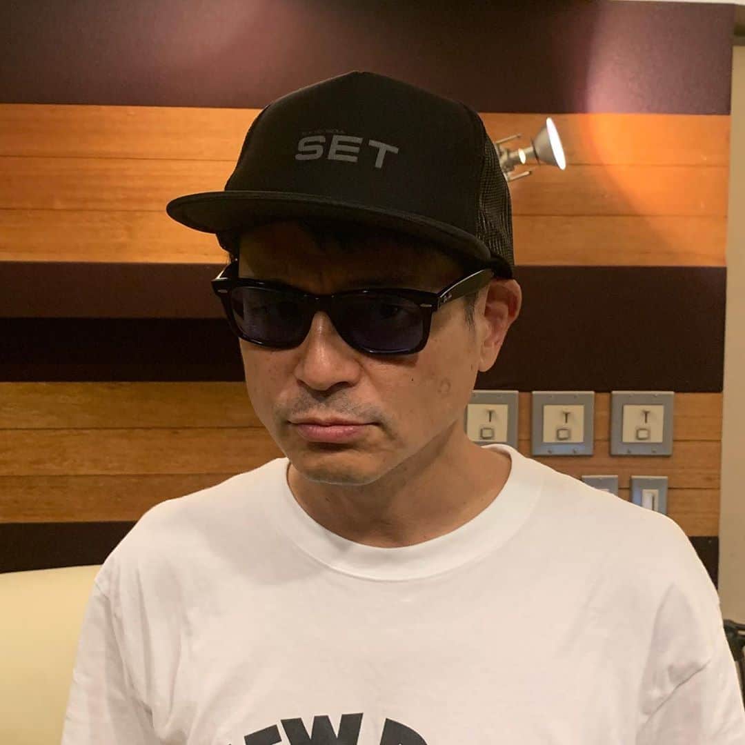 川辺ヒロシのインスタグラム：「FM京都、FLAG RADIO金曜21時6月担当は TOKYO No.1 SOUL SETです！ 選曲もしています。  そしてレコーディングも再開しました〜 最近は21時就寝、2時起床の生活が定着したらしい俊美。 前は3時間睡眠のショートスリーパーだったんで今はまだ寝てる方ですね。2時におはよう〜って起きてくるんでしょ笑 早いのか遅いのか」