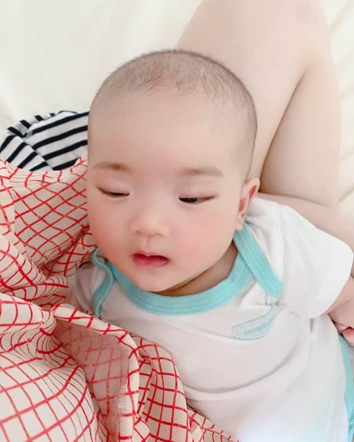 ジェシカ・ヤマダのインスタグラム：「Kangen banget nenenin @jessbebes sampe #milkcoma begini 🥺😭🤧 #jessmilk」