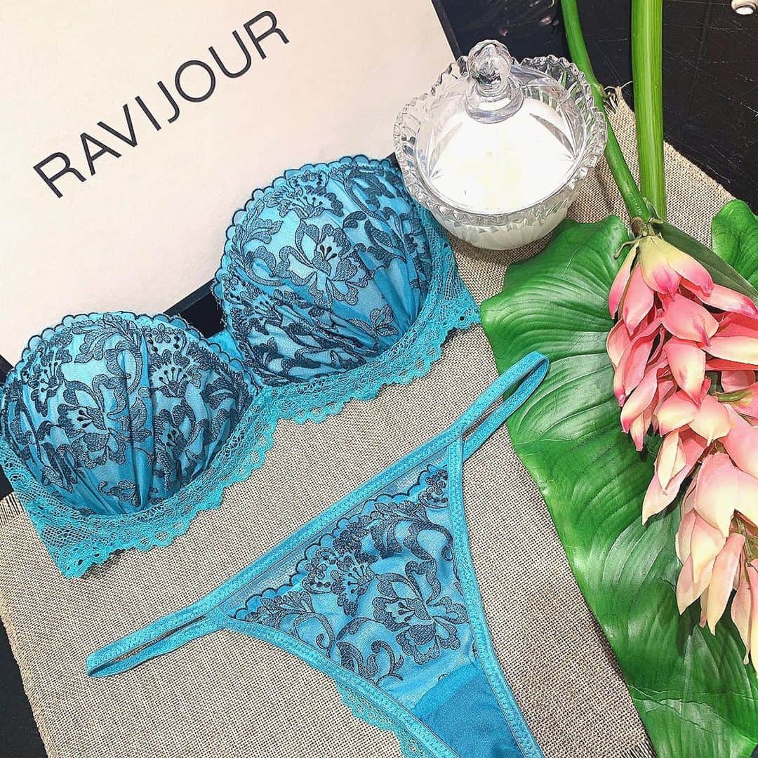 Ravijour札幌4丁目プラザ店のインスタグラム：「#フォークロアカバーアップ単品ブラ ¥5,990+tax #フォークロア単品ショーツ・tバック ¥2,990+tax  夏に使えるストラップレスブラ✨ カラーも夏色カラー🤩✨ 詳しくはブログ更新してます！ トップのURLから飛んでください✈️ #ravijour #ravijourstaff  #ravijoursapporo  #ラヴィジュール」