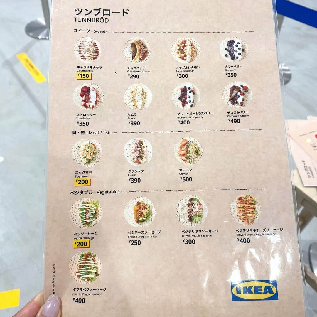 run+さんのインスタグラム写真 - (run+Instagram)「原宿まで来たのでNewOpenの#IKEA原宿 に ［整理券］配布と聞いていてどれくらい待つんだろう？と身構えたけど、 私が行ったときは３分くらい。早っ！！ タッチパネルで整理券発行。 順番待ちのお知らせが電話で来るのはありがたい✨  IKEAといえば様々なお部屋を模したディスプレイルーム  ディスプレイルーム毎の足元には［MAX3人 距離を保ちましょう］のステッカー。 他にもお会計など並ぶところ全てに［距離を保ちましょう］と書いてあってソーシャルディスタンスに力を入れてくれて感謝でいっぱい。  吸盤でくっつくブラシと甘ーい香りに惹かれシナモンパイを🛍 ツンブロードはまた今度。  #IKEA #イケア #イケア原宿  @runplus #aday」6月12日 17時27分 - runplus