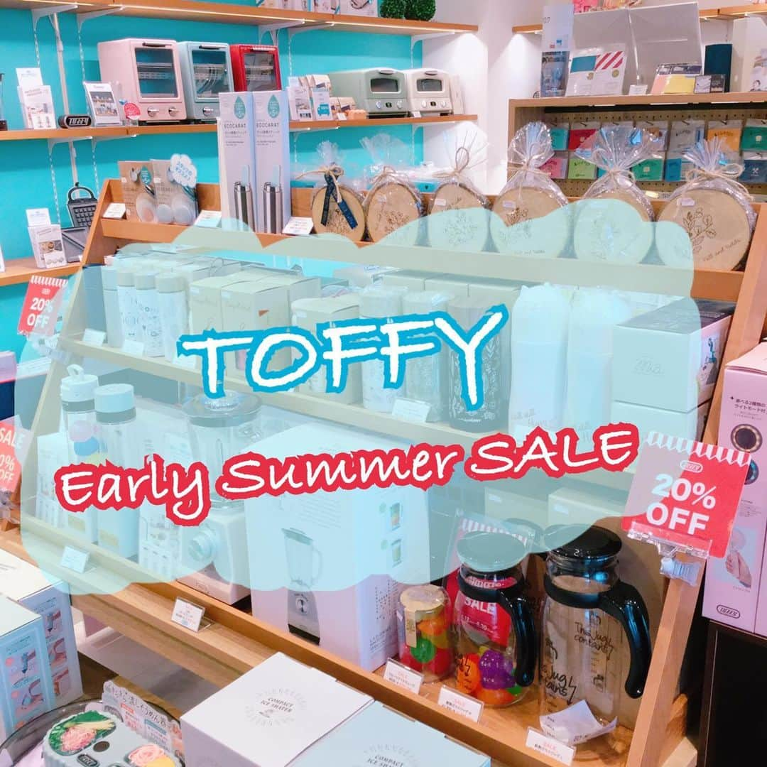 Toffy_Jiyugaokaさんのインスタグラム写真 - (Toffy_JiyugaokaInstagram)「． こんにちは！ Toffy自由が丘です！ ． 本日からEarly Summer SALE 開催しております！🎉 ． ブレンダーやステンレスボトルなど お買い得となっております！👛 またアウトレットの商品も 最大70%OFFです！！！！ ． 明日は10:00〜19:00まで 営業しておりますので ぜひご来店お待ちしております！ ． 新型コロナウイルス感染対策の 取り組みを行っております。 ご協力、ご理解を賜りますようお願い申し上げます。 ． #サマーセール #セール情報  #自由が丘 #東横線 #大井町線  #雑貨のお店 #目黒区  #梅雨入り #コロナ対策」6月12日 17時31分 - toffy_jiyugaoka