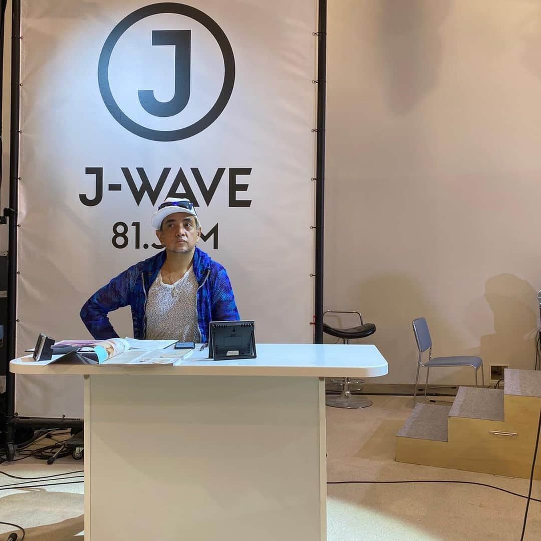 DJ TAROさんのインスタグラム写真 - (DJ TAROInstagram)「今日は高輪ゲートウェイにある　＃jwave #nihonmonolounge で平日毎日行われているアーティストライブ BiginningsのMCを担当しました🎙 Liveを披露してくれたのは先月ご入籍🎉おめでとうなChayちゃん🎤弾き語りのライブ気持ちよかったなー　そしてこのnihonmono loungeかなりゆったり気持ち良い空間 サケタワーも圧巻‼️ 早く営業出来るといいな そしたらなんかやりたい笑 @chay1023_official  #音楽を止めるな」6月12日 17時35分 - djtaro