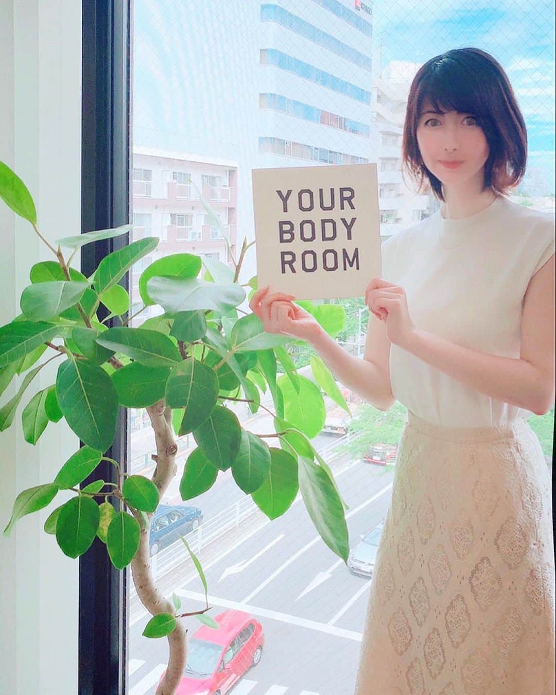 青木美香のインスタグラム：「『YOUR BODY ROOM整骨院』さんに行ってきました✨ @sekin222  完全プライベート空間で施術を受け、痛くなくリラックスできました✨  頭蓋骨と骨盤の歪みは繋がっているとのことで、全身のバランスを整体で整えてから小顔矯正💆‍♀️ 体と顔の歪みが整って嬉しい😆❣️ 教えてもらった姿勢を日頃意識して、定期的に通って整えていきます😊 『私の投稿を見た！』と伝えると通常よりも15分延長サービスしてくれるそうです💖  #小顔矯正 #整体 #your_body_room #マジパーソナル #広尾小顔 #pr #コラボベース」