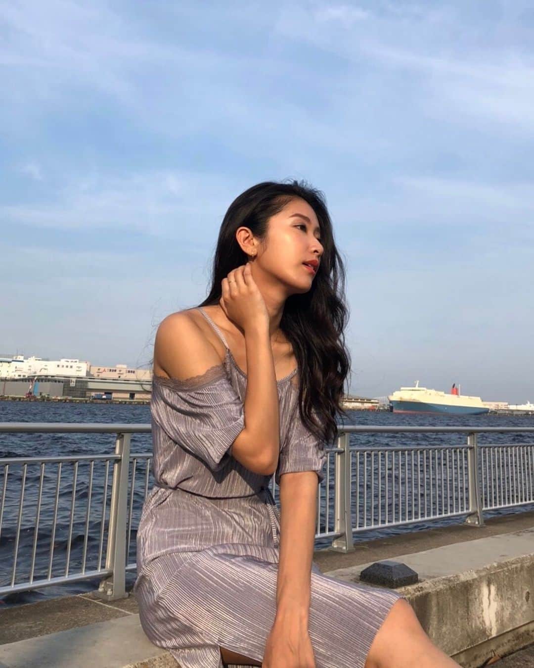 恵里花のインスタグラム：「梅雨入りが発表されましたね🐸☔️﻿ ﻿ 湿気で髪が広がるので ﻿雨の時期や特に暑い夏の日は﻿ 髪を上げることが多いです👱🏼‍♀️💦﻿ ﻿ これからに向けて﻿ 簡単なヘアアレンジを研究したいな🤓﻿ ﻿ #6月 #梅雨入り  #erikasfd」