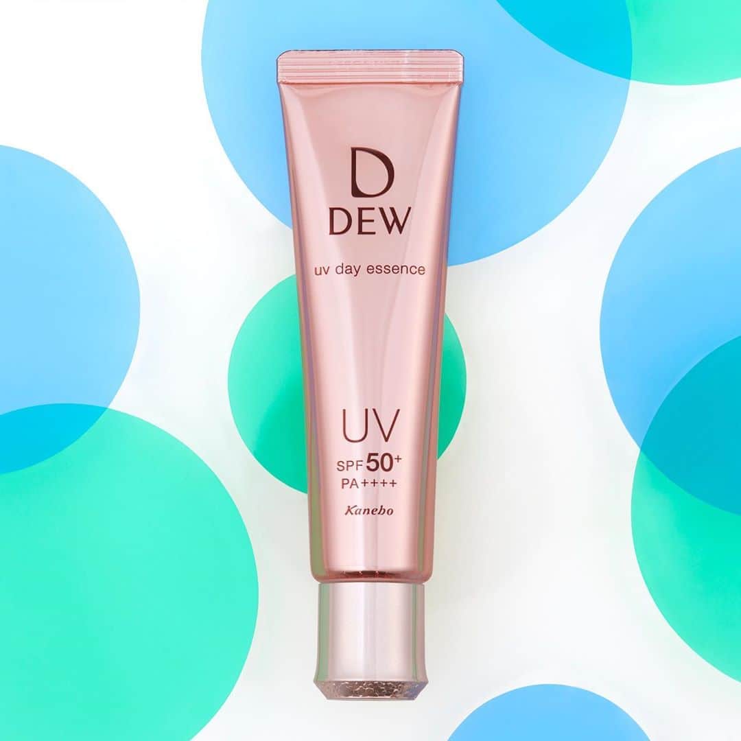 デュウ／DEW officialのインスタグラム：「👑 5月29日に、ストーリーズのアンケートで 「どの美容液を試してみたいですか？」と 投票を募ったところ、DEW　UVデイエッセンスが第1位に！ たくさんの投票、どうもありがとうございました。 ＊ ＜UVデイエッセンスの3つの魅力＞ ＊ ☀魅力その①　UVカット 嬉しいSPF50＋・PA＋＋＋＋ 角層深くまで到達し、 お肌の弾力を失わせるUV-Aをしっかりカット。 使用量が少ないと、紫外線防止効果が 得られにくくなってしまうのでご注意を。 ＊ 💧魅力その②　美容液 肌にのせると、とろけるようにのび広がる ウォーターベースの美容液。 みずみずしく、なめらかなつけ心地で、 ムラなく肌に密着してくれます。 ＊ ✨魅力その③　化粧下地としても使える 汗、水に強いウォータープルーフタイプ。 皮脂にも強く、化粧下地としても使えます。 汗をかいて、タオルで拭いた後は つけ直していただくと◎ ＊ おうちで過ごす時間も、UVケアで 紫外線からお肌を守り、日差しを味方に。 ＊ ※「日焼け止め美容液」を試したいと答えた人の合計8名 2020年公式Instagram調べ　モニター人数26名 ＊ #おうち時間 #おこもり美容 #stayhome ＊ @dew_official_jp ＊ #カネボウdew #美しむ #dewで美しむ ＊ #UV #UVケア #UVカット #紫外線 #スキンケア #美容好きな人と繋がりたい #保湿 #保湿ケア #うるおい #とろみ #美滴 #美容液 #日やけ止め #日焼け止め #基礎化粧品 #化粧下地 #お気に入りコスメ #おすすめスキンケア #飲み干しコスメ」
