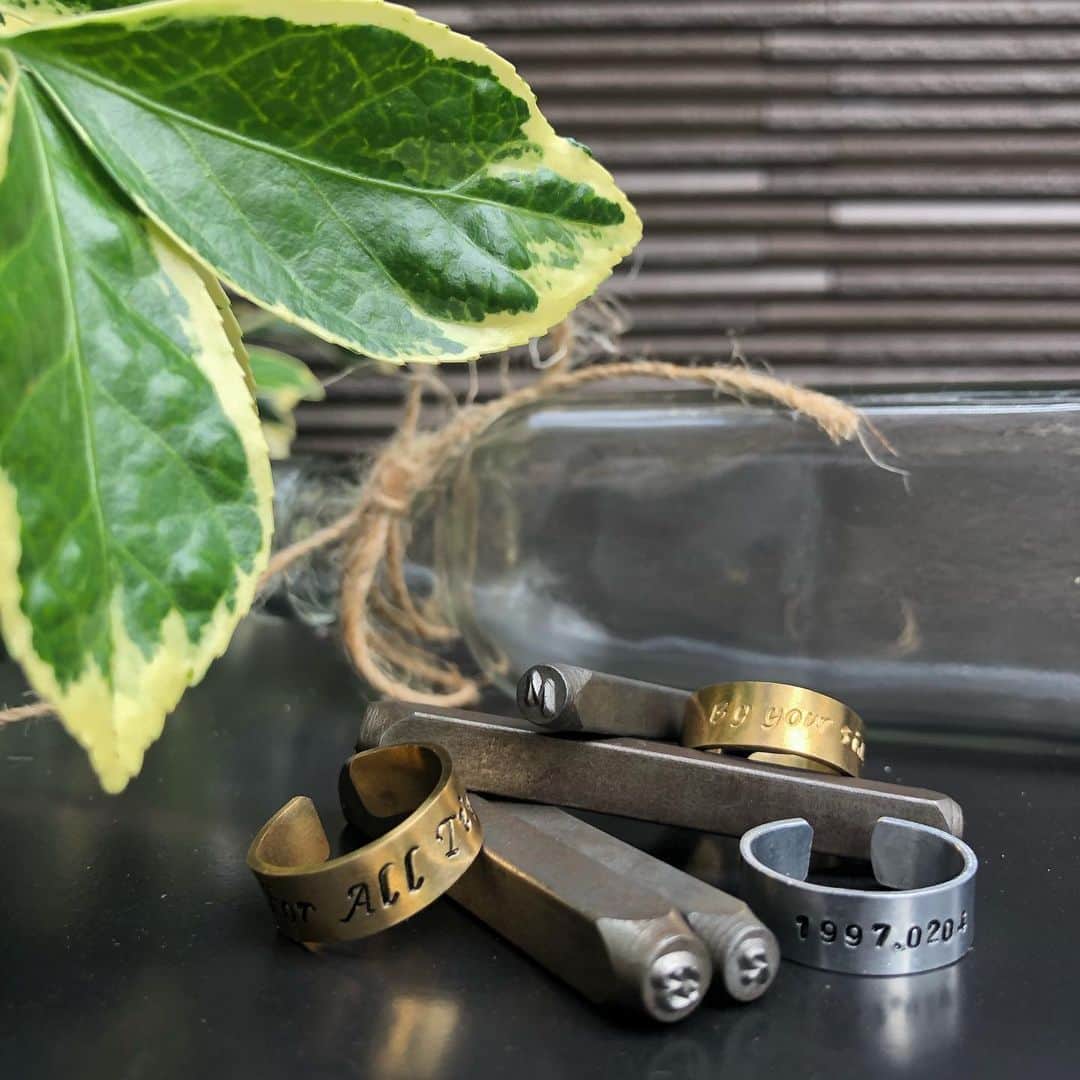 BOX CHARM Industryのインスタグラム：「前回の刻印リングがパワーアップ😆😆 お好きな文字を10文字まで刻印が可能になりました‼︎ . 期間限定の¥1,600👏 . 詳しくはオンラインストアでチェックしてみてくださいね💕 ⁑ #boxcharmindustry #boxcharm #handmade #accessory #handmadeaccessory  #ボックスチャームインダストリー #ボックスチャーム #ハンドメイド #アクセサリー #ハンドメイドアクセサリー #手元倶楽部 #手元アクセサリー #リング #刻印リング #刻印 #シルバーカラー #ゴールドカラー #手打ち#公式オンラインショップ #NEWオープン #期間限定 #50パーセントオフ」
