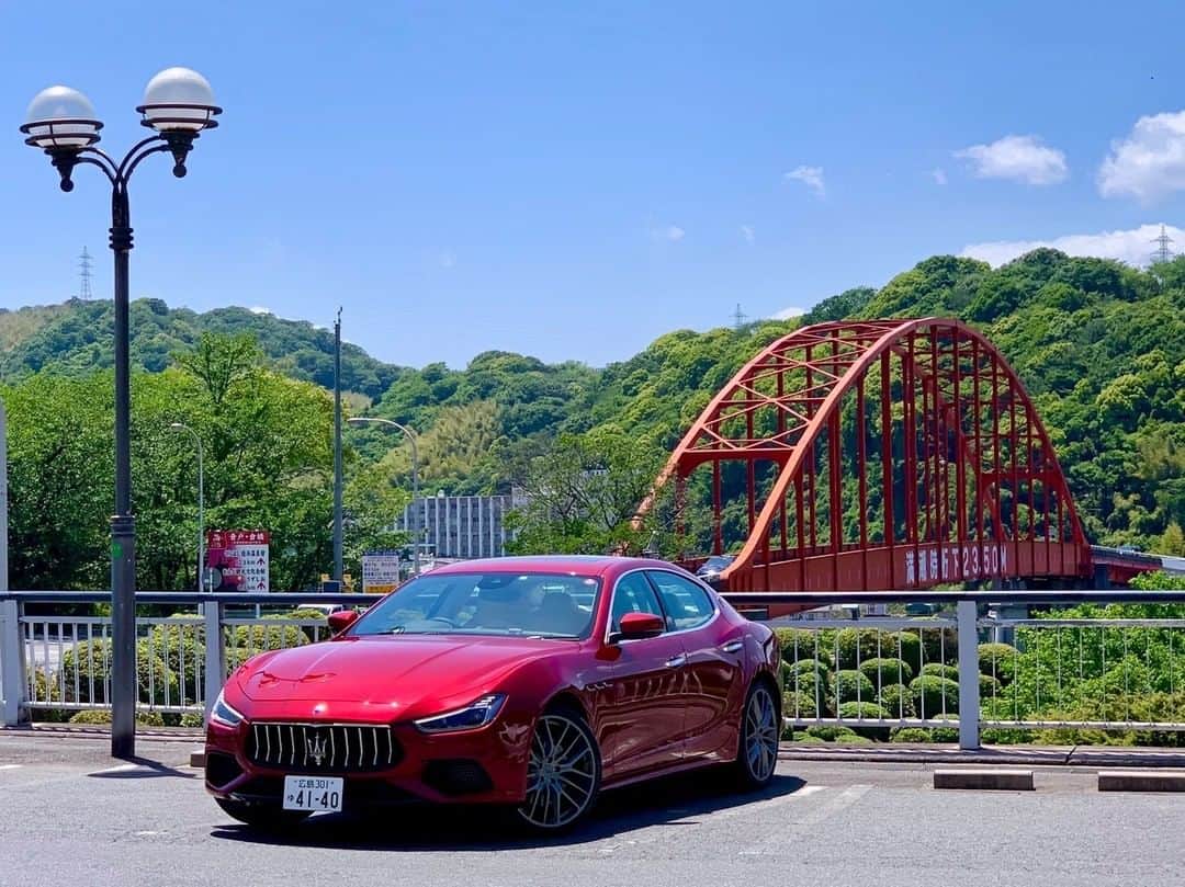 Maserati Japan | マセラティ ジャパンのインスタグラム：「マセラティジャパンでは、全国のショールームをインタビュー形式でご紹介しております。 今回は、マセラティ広島 (@maserati_hiroshima)です。  Q:　ショールームについて教えてください  マセラティ広島は、中国地方唯一のマセラティ正規ディーラーです。世界遺産宮島へ続く街道沿いに位置し、1階ショールームに3台の車両を常時展示、2階にはラウンジや商談スペースがございます。  厳島神社や原爆ドームなどの世界遺産は有名ですよね。観光をしながら、お昼はお好み焼きやあなごめしがオススメ！ そして夜は、中四国最大といわれる繁華街　流川・薬研堀あたりへ繰り出してみてはいかがでしょうか？ 落ち着いたらぜひ広島へ遊びに来てくださいね。  メカニック歴16年のアフターセールスマネージャーがいます。若手メカニックとともに、お車についての疑問や不安にお答えします。 毎年開催しているオーナーズツーリングにもサービスチーム全員参加しますが、普段はできないマニアックな会話で盛り上がっていますよ。 オーナー様のカーライフをスタッフ全員でサポートしてまいります。  Q:　新型コロナウイルス感染拡大に伴う対応を教えてください  展示車・試乗車はもちろん、お客様ご対応ごとにソファ・テーブルなども除菌消毒、またショールームの常時換気も行っております。 スタッフ全員の毎日の体温・体調確認、マスク着用を徹底しております。 ご来店につきましては、接触感染をできるかぎり回避できるよう、お客様のご対応時間を調整させていただきます。 そのため基本的にご来場はご予約制にさせていただいておりますが、何かご不明点、またご不安なことがございましたらお気軽にお問い合わせください。  Q:　PRをどうぞ !  マセラティ広島は、 ・一眼レフを持ち歩くカメラが趣味な店長 ・毎日ビシッと完璧なリーゼントのセールスマン ・広島の名門高校野球部出身のセールスマン ・声だけオードリー若〇さんにそっくりな新人セールスマン ・見た目以上にハングリー精神旺盛なアフターセールスマネージャー ・休日はバイクでツーリングに出かけるアフターセールステクニシャン そしてユーモアたっぷりで素敵なお客様方により構成されています。 スタッフ一同、ショールームで皆様をお出迎え致します。皆様と色々なお話をさせていただきながら、マセラティの魅力をお伝えできたらと思います。 お車をご検討中の方もはもちろん、ご覧になるだけでもぜひショールームへお立ち寄りください。お待ちしております！  Facebook（@maserati.hiroshima）：https://www.facebook.com/maserati.hiroshima/ Instagram（@maserati_hiroshima）：https://www.instagram.com/maserati_hiroshima/  #Maserati #マセラティ #MaseratiJapan #マセラティジャパン #MaseratiDealer #マセラティディーラー #ディーラー紹介 #MaseratiHiroshima #マセラティ広島 #Hiroshima #広島」