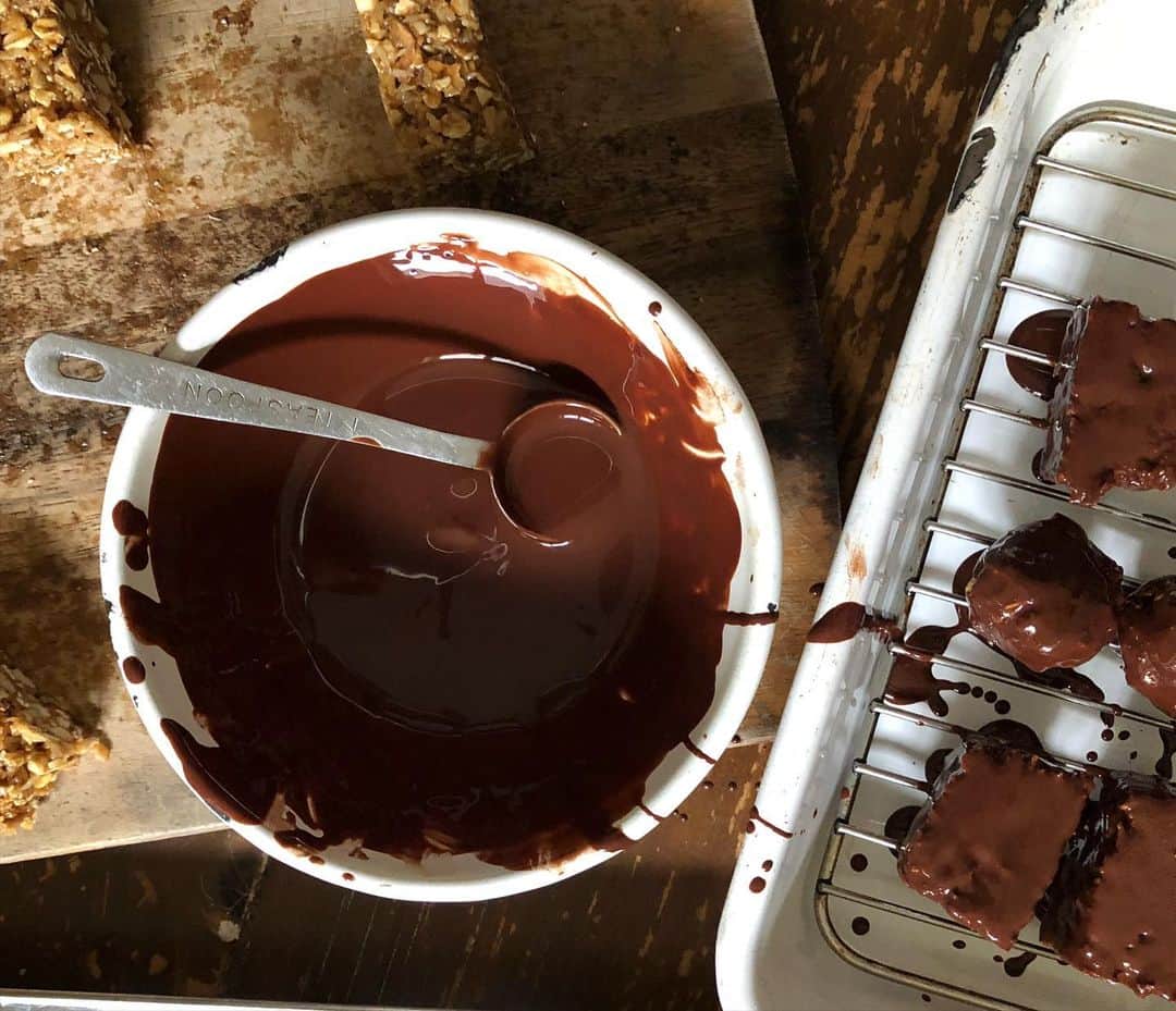 日登美さんのインスタグラム写真 - (日登美Instagram)「Variation of vegan balls🍓😋 Kids love, it’s fun!  Melt 70g of vegan chocolate and add about 1 tsp of coconut oil in it.  You can make my vegan ball ( I posted yesterday) in square form, and cut into small pieces. Covered with this melted vg chocolate, add anything you want on top. Cool it down in the fridge.  Play with food, eat healthier, creat something by your hand🙌 Cooking brings us more than food! ❤️🙏 ちなみに、昨日のビーガンシリアルキャラメル。型にいれて作ればシリアルバーに。それをまた一口にカットして、とかしたチョコレートでコーティングしたらこれまたおいし！  70gのビーガンチョコを湯煎で溶かして小さじ1くらいのココナッツオイルを加えたものにくぐらせるだけ。 ドライストロベリーあったからチョコでくっつけたり、緑色のピスタチオをくだいたものを乗せても綺麗。  溶けたチョコで子供は大喜び間違いなし😂💕何故そこまで汚れる？と不思議なほどチョコがでてくると子供らはちらかす、汚れるのは台所の七不思議😂 顔中ひげまるになりながら、わいわいやるのもよし。 出来上がりは密閉タッパーで冷蔵庫にいれておけば、週末のおやつは安泰。 もしくは来週のおやつ用に仕込むもよし。  台所は美味しい。 台所は楽しい。  #vegan #food #sweets #easyrecipe #withkids  #healthyfood #berlin #hitomisküche #ビーガン #おやつ#レシピ #手作りお菓子 #ベルリン #海外在住 #日登美」6月12日 18時02分 - hitomihigashi_b