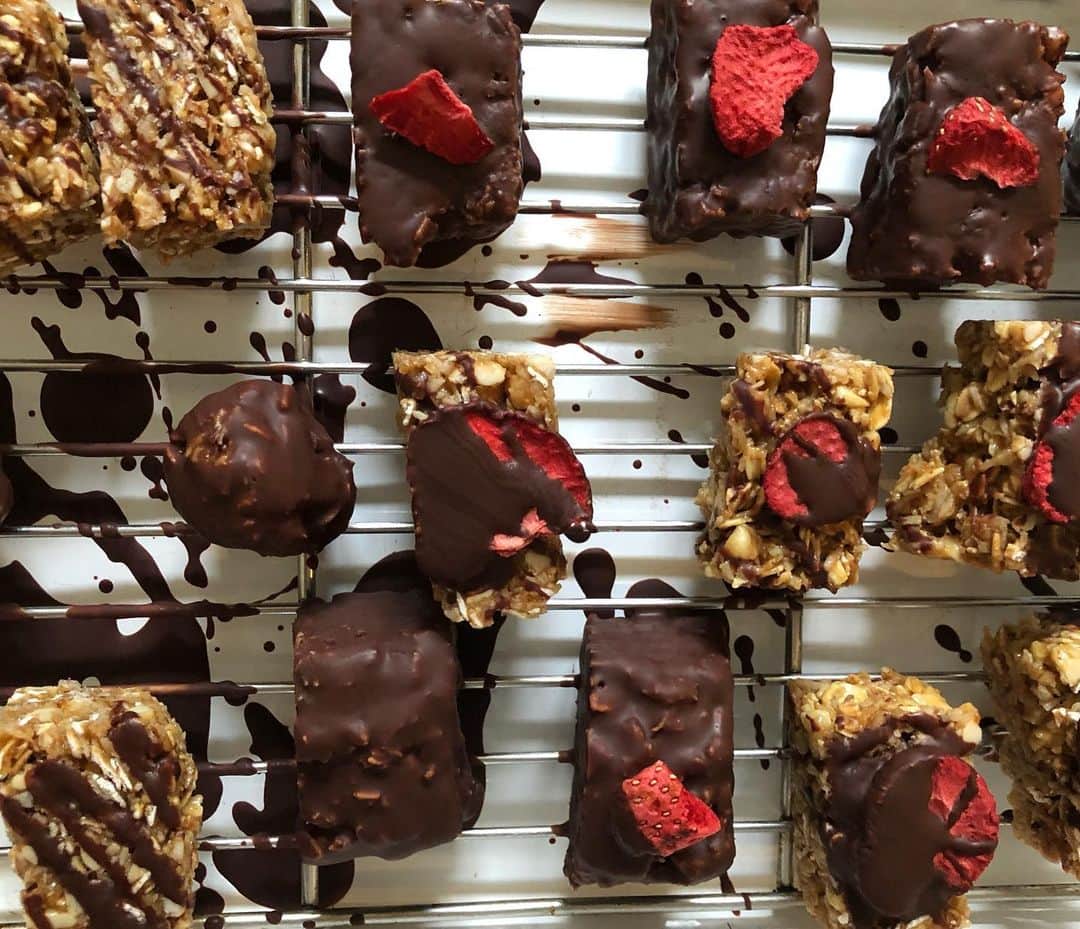 日登美さんのインスタグラム写真 - (日登美Instagram)「Variation of vegan balls🍓😋 Kids love, it’s fun!  Melt 70g of vegan chocolate and add about 1 tsp of coconut oil in it.  You can make my vegan ball ( I posted yesterday) in square form, and cut into small pieces. Covered with this melted vg chocolate, add anything you want on top. Cool it down in the fridge.  Play with food, eat healthier, creat something by your hand🙌 Cooking brings us more than food! ❤️🙏 ちなみに、昨日のビーガンシリアルキャラメル。型にいれて作ればシリアルバーに。それをまた一口にカットして、とかしたチョコレートでコーティングしたらこれまたおいし！  70gのビーガンチョコを湯煎で溶かして小さじ1くらいのココナッツオイルを加えたものにくぐらせるだけ。 ドライストロベリーあったからチョコでくっつけたり、緑色のピスタチオをくだいたものを乗せても綺麗。  溶けたチョコで子供は大喜び間違いなし😂💕何故そこまで汚れる？と不思議なほどチョコがでてくると子供らはちらかす、汚れるのは台所の七不思議😂 顔中ひげまるになりながら、わいわいやるのもよし。 出来上がりは密閉タッパーで冷蔵庫にいれておけば、週末のおやつは安泰。 もしくは来週のおやつ用に仕込むもよし。  台所は美味しい。 台所は楽しい。  #vegan #food #sweets #easyrecipe #withkids  #healthyfood #berlin #hitomisküche #ビーガン #おやつ#レシピ #手作りお菓子 #ベルリン #海外在住 #日登美」6月12日 18時02分 - hitomihigashi_b