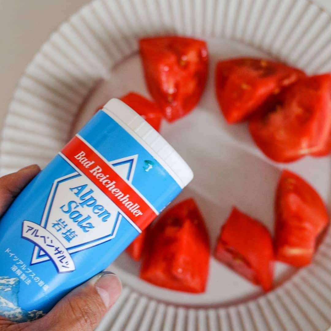 アルペンザルツ公式Instagramさんのインスタグラム写真 - (アルペンザルツ公式InstagramInstagram)「レシピあり🍅🌱 「カプレーゼ」の作り方 * シンプルな料理こそ美味しい塩で食べたい！😋 ということでアルペンザルツを使用したカプレーゼをご紹介♪ * 濃厚なブッラータに追いアルペンザルツもおすすめ🙆✨ 濃厚さに負けない塩気がやみつきになります❣️ * * 今回のレシピは、 @ai.ouchigohan さんに作ってもらいました！ * [あいのおうちごはんさんからのワンポイント] これからの季節に活躍するトマト！🍅 火を使わなくていいレシピは暑い季節にもピッタリです♪ トマトにしっかりアルペンザルツを振ることでトマトの甘みが引き立ちますよ☺️☝️ * ブッラータを使用していますが、モッツァレラチーズで代用可能です。 * * * 3枚目に「ドイツアルプスを巡る旅」が当たる キャンペーンのお知らせがありますよ！ プロフィールのURLから詳細を確認できます✅ * ぜひ参考に作ってみてくださいね！ * * ∴♔∴∴♔∴ Ⓡ Ⓔ Ⓒ Ⓘ Ⓟ Ⓔ ∴♔∴∴♔∴ * * 「カプレーゼ」 * 【材料】 トマト…1個 生ハム…60g ブッラータ…1個 バジル…適量 アルペンザルツ、オリーブオイル…各適量 粗挽きブラックペッパー…少々 * * 【作り方】 ①トマトは乱切りにし、お皿に盛り付けたらアルペンザルツを全体にかける。 * ②ブッラータを真ん中に置き、生ハム、バジルを添えたら全体にオリーブオイルと粗挽きブラックペッパーを振りかける。 * * #アルペンザルツ #塩 #美味しい塩 * #今日のごはん #手作りごはん #簡単レシピ #おかず #レシピ #食卓 #節約 #献立 #家庭料理 #節約生活 #自炊 #ランチ #家ごはん #時短レシピ #簡単レシピ #おいしい #料理 #美味しい #おうちごはん #手作り料理 #手料理 #料理好きな人と繋がりたい #カプレーゼ #ブッラータ #塩レシピ #さっぱりおつまみ」6月12日 18時12分 - alpensalz_jp