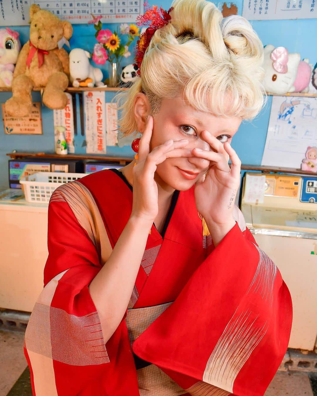 のインスタグラム：「Onsen town girl👘🕊💕 @yurie.enishi @kimono_souki @hidekingraphy」