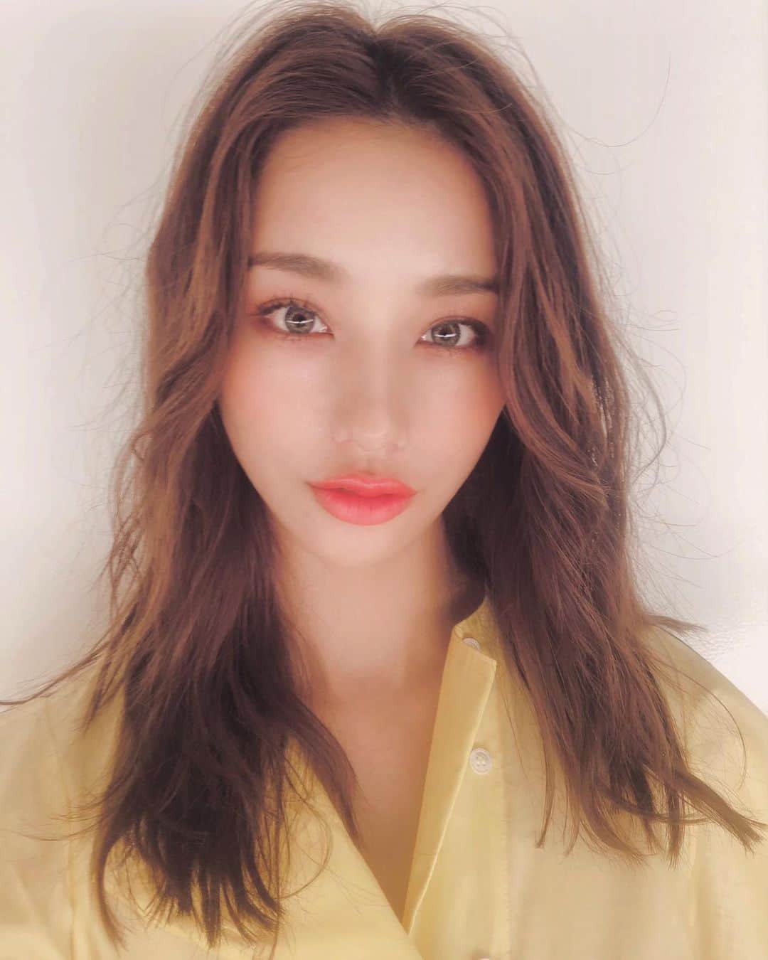 のインスタグラム：「まるで寝癖のように見せるナチュラルウェイビーヘア。 Hair&Make up by @hori_hairmake 🎥variety show. #高橋メアリージュン髪型 #高橋メアリージュンメイク #メアメイク #ナチュラルウェーブ  #orangemakeup🍊」