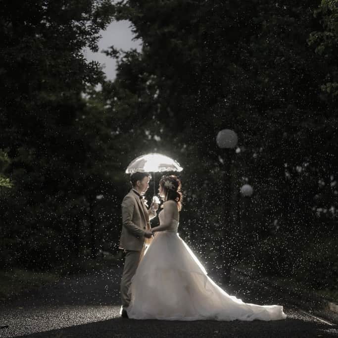 デコルテウエディングフォトグループさんのインスタグラム写真 - (デコルテウエディングフォトグループInstagram)「【お客様エピソードのご紹介✨】 ﻿ この日の撮影は、朝からあいにくの雨☔﻿ このウェディングフォト撮影を楽しみにしてくれていた新郎新婦さまのために、最初のうちは雨が写っているとわからないように撮影したという、カメラマンの岡田さん（@yuka_okada_tvb）。﻿ ﻿ でも、すこしでも晴れてほしいと思うお二人の気持ちに反して、だんだんと雨は強くなっていってしまいます☔☔﻿ ﻿ そんな中、逆に「雨を活かした写真にしましょう！」と岡田さんから提案。すると、お二人の結婚を祝福するような、幻想的な一枚が仕上がりました✨﻿ ﻿ 実は、フランスでは「雨の日の結婚式は、幸運をもたらす」ということわざがあるとか。﻿ そのことわざの通り、お二人はこの日の撮影が雨だったことで、新しい門出を祝われる形となりました☔✨﻿ ﻿ この撮影のことは、お二人もずっと忘れることはないでしょう。﻿ ﻿ 雨の中でしか撮れない、幻想的なウェディングフォト。ライトで浮かび上がる雨粒は、作られたものではない、本物の美しさが感じられますね。﻿ ﻿ 撮影後はお二人も「かっこいい！」と仕上がりを喜んでくれたそうです📷✨﻿ ﻿ ﻿ 天気に左右されることもあるロケーション撮影ですが、このように雨を逆手にとった美しい一枚を撮影することもできるので安心してくださいね☂️💕﻿ ﻿ ﻿ ロケーション撮影のご質問などは、﻿ プロフィールのリンクからどうぞ📩﻿ @decollte_weddingphoto﻿ ご連絡、ご予約、お待ちしております！﻿ ﻿ ﻿ インスタライブ定期開催中💡﻿ ヘアメイク方法やフォトグラファー対談による撮影ポイントなどをご紹介してます。﻿ 過去のライブはIGTVから！﻿ ﻿ Photographer: @yuka_okada_tvb ﻿ ﻿ ﻿ #撮る結婚式  #雨　#雨の日 #雨の日の結婚式　#縁起がいい  #相合い傘 　#ロケーションフォト　#ロケーションフォトウェディング #恋人の日　#鶴見緑地　#傘  #prewedding　#wedding　#花嫁　#プレ花嫁　#卒花　#令和婚　#前撮り　#後撮り #結婚写真　#2020秋婚　#2020冬婚　#フォトウェディング　#ウェディングフォト　#ブライダルフォト　#洋装前撮り #偶然の産物　#ロマンチック　　#日本中のプレ花嫁さんと繋がりたい　#全国の花嫁さんと繋がりたい」6月12日 18時05分 - decollte_weddingphoto