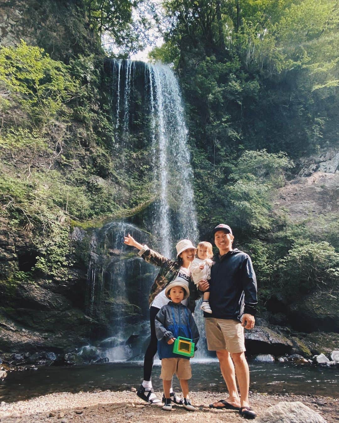 高橋菜摘のインスタグラム：「. またいいとこ見ーっけ🍃 人が居ないいい感じの山、川。 そんな場所を家族と 見つけるのが趣味です 天然のプールみたいになってるから 夏はずっとここに居ようかな。 お昼はパパkitchen👨🏽‍🦱 てきとーにガスコンロとトースターと おうちの残り物持ってサンドイッチ🥪 . 忙しかったパパに比べて 私と子供達は2ヶ月ずっと 真っ白だったカレンダー🗓 少しづつ生活、戻ってきたね。 最近、休みはほぼキャンプばかり🏕 梅雨入るししばらくはお預けかな とか言って晴れマークついたら きっとすぐテント張ってるはず . 気付けば莫大なスノー用品とかスケボー 水場の遊び道具にアウトドアグッズetc 洋服もだけど遊び道具が多すぎて。 そんなところにキャンプ道具が増えて もう家が破壊しかけてる🤣 本気の断捨離しなきゃ。 早く、素敵な土間がある生活したい。 絶賛土地探し中です。 . . . #家族 #ファミリーキャンプ #滝  #アウトドア #2人育児 #4歳差 #兄妹 #家族写真 #家族旅行  #キャンプ #穴場 #アクティブママ」