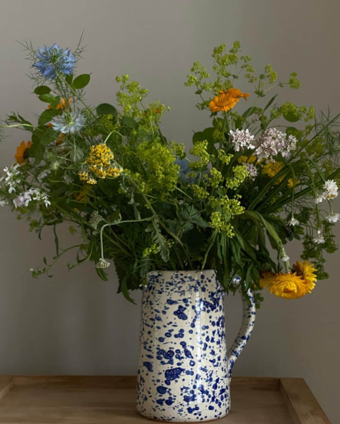 Mathilde Goehlerのインスタグラム：「Reklame.. Summer in a vase 💙」