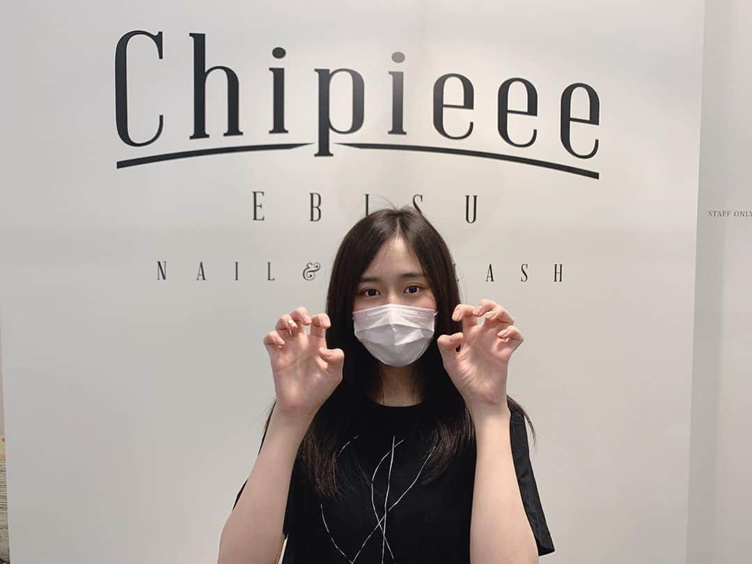 内木志のインスタグラム：「Beautiful Dayでした💇‍♀️💅 美容室とネイル行ってきました✨ 💇‍♀️髪の毛は(@morigamimariko)さん💕 💅ネイルは(@chipieee_ebisu)さん💕 毎回ルンルンで帰れる場所😊 カラーとカットとトリートメントして頂いて髪の毛が生き返って、 ネイルはシンプルだけどワンポイントだけで一気に華やかなった✨ いつもありがとうございます❣️ #美容室 #AFLOTE #cut #ネイル #chipieee #nail」