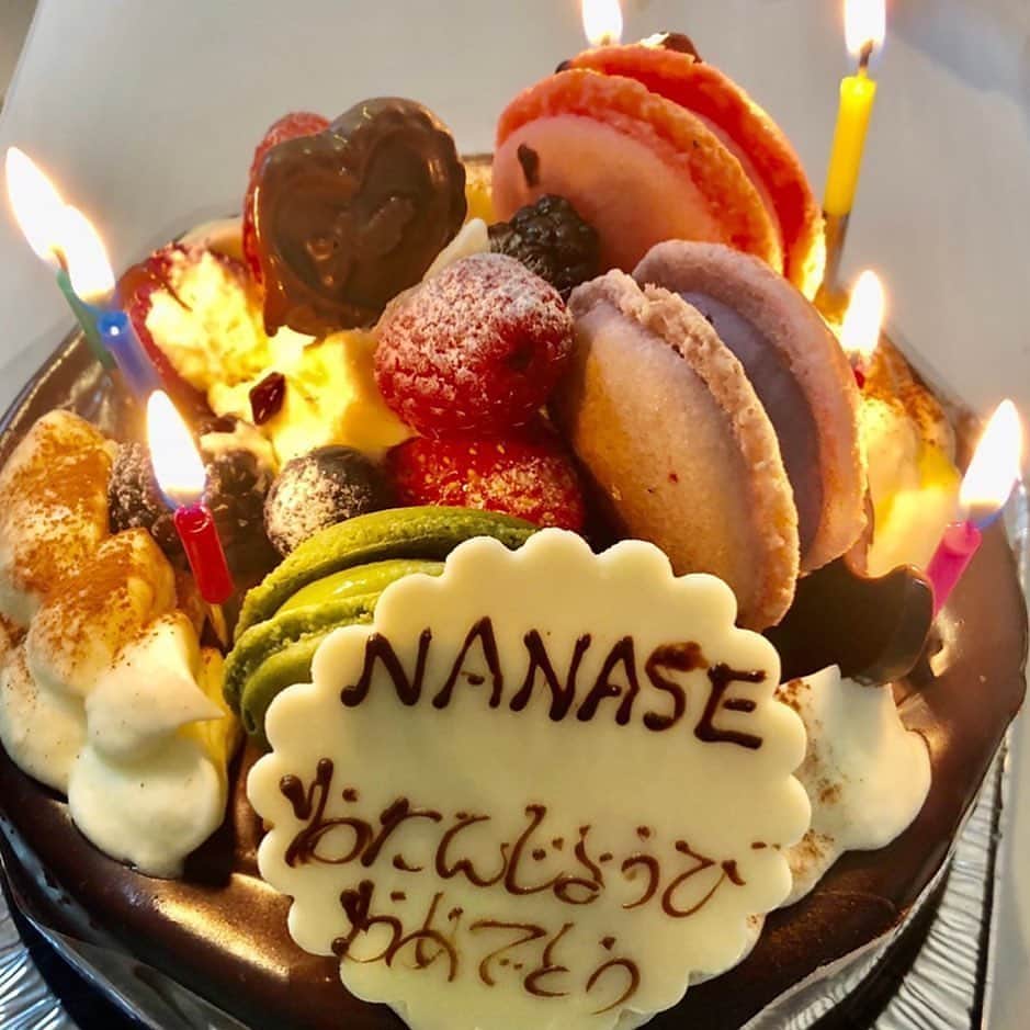 西野七瀬さんのインスタグラム写真 - (西野七瀬Instagram)「#西野七瀬インスタ投稿 2020/5/28 #Repost @nishino.nanase.official ・・・ 去年と同じお友達から またイラストをもらえました。🤤 初の zoom越しにケーキでお祝いをしてもらったり、無人島のお友達はパーティー開いてくれたり。🏝 グータッチさんからは耳の中をカメラで写しながら耳掃除ができる機器を！使ってみたかったので嬉しい✨ グータンさんからは可愛すぎるクッキー達を🐍🦓🦎🦉 もったいなくて、眺めながら少しずつ食べてます。  25歳は環境、自分自身、新しい変化が多くあった1年でした。 誕生日や年を跨ぐ時になると 自分はどんな日々を過ごしてきたんだろうと考えますが 毎年どんどん良くなって上書きされている気がします🕺 視野を広く持って、ゆるさと強さを正しく使えるような人になりたいな！  これからもどうぞ宜しくお願い致します🐶💐」6月12日 18時08分 - nishino.nanase.fan