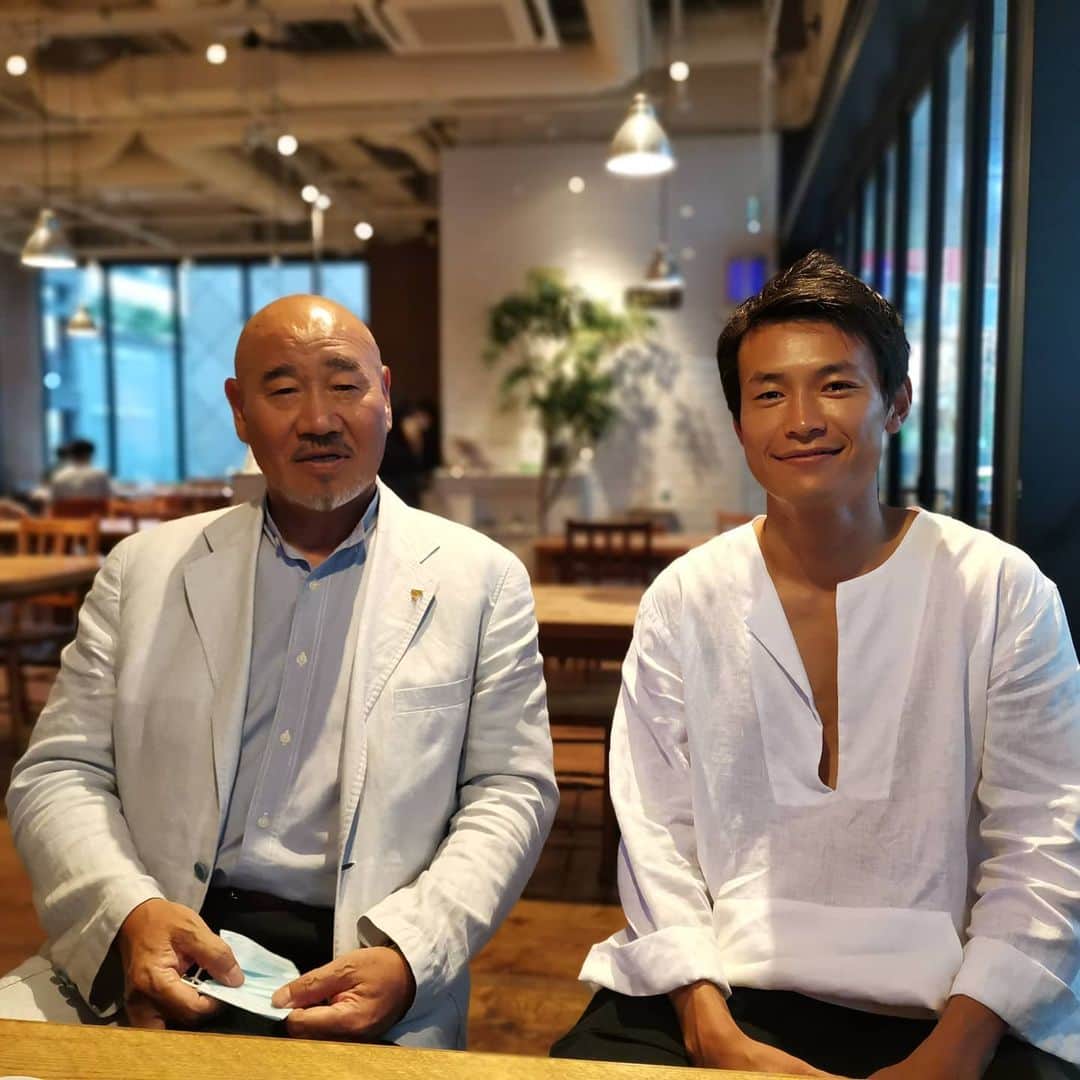 のインスタグラム：「僕の恩師である福岡のサッカー部総監督が東京に来られたので再会。 卒業してからもずっと気に掛けて下さっていて感謝しかないです。 中途半端な僕を真っ直ぐに導いてくれた御恩はこれからもずっと忘れません。 まだまだ元気でいてください。 #恩師 #再会 #見た目が怖すぎる #高校の時は本当に怖かった #でも今だから思います #それは優しさ #まだまだ元気でいてください #もっともっと成長した姿を見せれるように #今日もがんばろ」