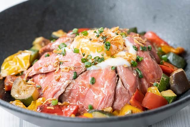 Courtyard by Marriott Tokyoのインスタグラム：「Worked out last night and need protein? High protein but healthy bowl Steak Bowl 1,500 yen Steak, raw egg, zucchini, pepper Courtyard by Marriott Tokyo Station Dining & Bar Lavarock 11:30-14:30 (L.O. 14:00) 🍖ステーキ丼１,５００円、 コートヤード・バイ・マリオット　東京ステーションのダイニング＆バー ラヴァロックよりランチセット 営業時間１１：３０～１４：３０（Ｌ．Ｏ．１４：００）  #ランチ #ハンバーグ #日本橋 #銀座 #レストラン #ステーキ #オフィスランチ#ホテル #東京駅 #京橋グルメ #京橋 #lunch #Steak #Tokyo #Food #foodporn #foodie #foodstagram #foodgasm #foodblogger #foodpics #foodphotography #foodlover #foodpic #foodies #foods #foodgram #foodart #foodlovers #foodiegram」
