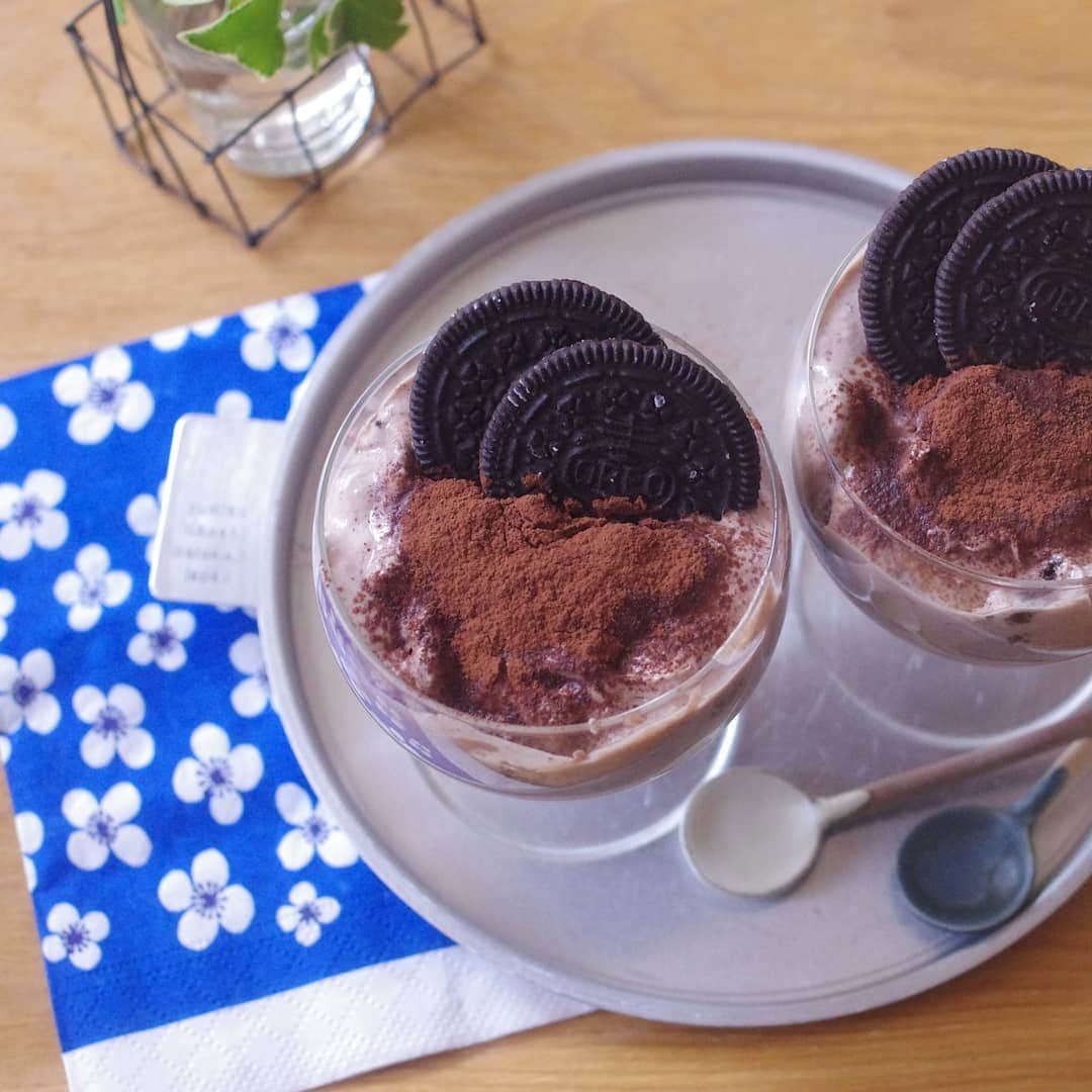 ザーネワンダー公式Instagramのインスタグラム：「レシピあり🍫🍪 「水切りヨーグルトでチョコオレオムース」の作り方 * 水切りヨーグルトを使った、ヘルシーでさっぱりしたムース！ チョコとの相性も抜群です❣️ * できたてはビスケットがサクサクザクザク！ 冷蔵庫でしばらく冷やすとしっとりします❄️ よりムースみたいな食感に♪ * * 今回のレシピは、 @rina_kitchen さんに作ってもらいました！ * [rinaさんからのワンポイント] しっかりと水切りすることで濃厚さが生まれるので、 ぜひ一晩水切りしてみてください🙆 夜に仕込んだら翌朝にはできあがっています👍 * * 3枚目に「ドイツアルプスを巡る旅」が当たる キャンペーンのお知らせがありますよ！ プロフィールのURLから詳細を確認できます✅ * ぜひ参考に作ってみてくださいね！ * * ∴♔∴∴♔∴ Ⓡ Ⓔ Ⓒ Ⓘ Ⓟ Ⓔ ∴♔∴∴♔∴ * 「水切りヨーグルトでチョコオレオムース」 * 【材料】 プレーンヨーグルト…1パック（400g） オレオ…1袋（9枚入り） ザーネワンダーチョコレート…1カップ分 砂糖…大さじ1 ココアパウダー…適量 * * 【作り方】 ①ヨーグルトは一晩水切りし、水切りヨーグルトにしておく。（ヨーグルトのパックにキッチンペーパー等を被せ、宙に浮くように逆さまにします。ホエーがたくさん出るのでタッパ等に斜めに立てかけると良いです。冷蔵庫で保管してください。） オレオはクッキーと中のクリームを分ける。" * ②水切りヨーグルト、クリーム、砂糖、ザーネワンダーチョコレートをよく混ぜ合わせる。 * ③飾り用のオレオを2～4枚取っておき、それ以外はザクザク崩しながら【2】に加える。 * ④グラスに盛り付けて、ココアパウダーを茶漉しで振りかけたらできあがり。 * * #ザーネワンダー #ホイップクリーム #生クリーム * #今日のごはん #手作りごはん #簡単レシピ #おかず #レシピ #食卓 #節約 #献立 #家庭料理 #節約生活 #自炊 #ランチ #家ごはん #時短レシピ #簡単レシピ #おいしい #料理 #美味しい #おうちごはん #手作り料理 #手料理 #料理好きな人と繋がりたい #スイーツ好きな人と繋がりたい #おやつレシピ #おうちカフェ #オレオ #水切りヨーグルト」