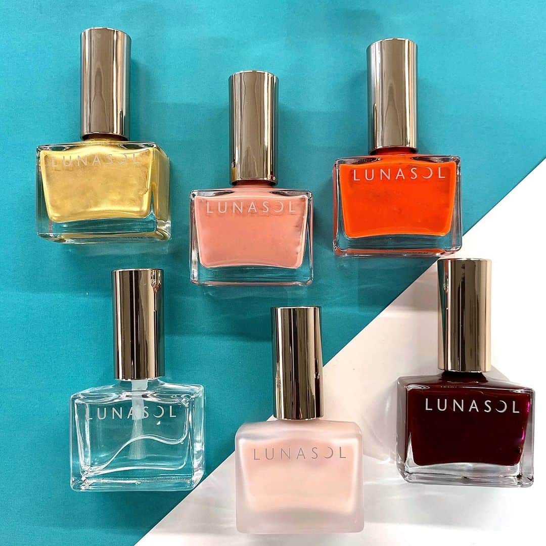 ISETAN MiRRORさんのインスタグラム写真 - (ISETAN MiRRORInstagram)「.﻿ 発売中﻿ ﻿ 【LUNASOL】﻿ ﻿ 2020 SUMMER﻿ "AQUA CHAOS"﻿ ﻿ アイ カラーレーション 限定色﻿ ジェル オイル リップス 全11色(限定4色)﻿ ネイルポリッシュ 全10色 (限定6色)﻿ ネイルプライマー﻿ デューイコート﻿ ラディアントスティック﻿ ﻿ ﻿ 濡れたようなつやめきを添える、洗練されたモード感のあるアイテムが登場。﻿ 夏らしいディープカラーから鮮やかなカラーまで揃ったサマーコレクション。﻿ ﻿ ﻿ LUNASOLお取り扱い店舗はイセタン ミラーHPをご覧ください。﻿ @isetanmirror ﻿ ※店舗により取扱商品、在庫状況が異なります。詳しくは、店頭またはお電話にてご確認下さい。﻿ ﻿ ﻿ #isetanmirror #イセタンミラー﻿ #lunasol #ルナソル #kanebo #カネボウ ﻿ #aquachaos  #ジェルオイルリップス #アイカラーレーション #ルナソルネイルポリッシュ #ラディアントスティック ﻿ #2020summer #サマーコレクション #2020ss #summermakeup #サマーメイク #夏コスメ #リップ #グロス #アイシャドウ #ネイルポリッシュ #ディープカラー #アイメイク #マスクメイク #新作コスメ #限定コスメ #デパコス #美容 #makeup #cosmetics」6月12日 18時11分 - isetanmirror