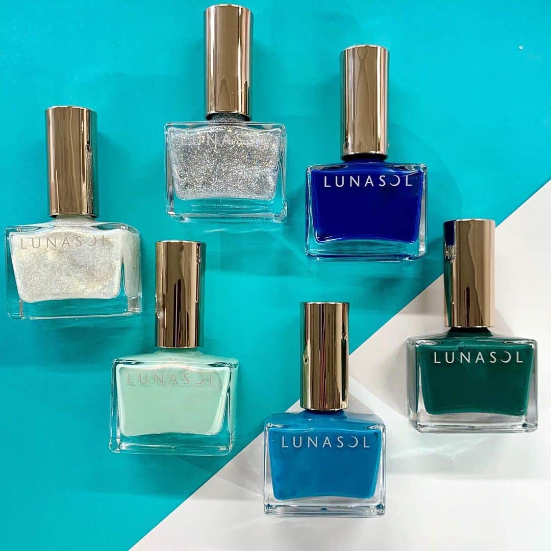 ISETAN MiRRORさんのインスタグラム写真 - (ISETAN MiRRORInstagram)「.﻿ 発売中﻿ ﻿ 【LUNASOL】﻿ ﻿ 2020 SUMMER﻿ "AQUA CHAOS"﻿ ﻿ アイ カラーレーション 限定色﻿ ジェル オイル リップス 全11色(限定4色)﻿ ネイルポリッシュ 全10色 (限定6色)﻿ ネイルプライマー﻿ デューイコート﻿ ラディアントスティック﻿ ﻿ ﻿ 濡れたようなつやめきを添える、洗練されたモード感のあるアイテムが登場。﻿ 夏らしいディープカラーから鮮やかなカラーまで揃ったサマーコレクション。﻿ ﻿ ﻿ LUNASOLお取り扱い店舗はイセタン ミラーHPをご覧ください。﻿ @isetanmirror ﻿ ※店舗により取扱商品、在庫状況が異なります。詳しくは、店頭またはお電話にてご確認下さい。﻿ ﻿ ﻿ #isetanmirror #イセタンミラー﻿ #lunasol #ルナソル #kanebo #カネボウ ﻿ #aquachaos  #ジェルオイルリップス #アイカラーレーション #ルナソルネイルポリッシュ #ラディアントスティック ﻿ #2020summer #サマーコレクション #2020ss #summermakeup #サマーメイク #夏コスメ #リップ #グロス #アイシャドウ #ネイルポリッシュ #ディープカラー #アイメイク #マスクメイク #新作コスメ #限定コスメ #デパコス #美容 #makeup #cosmetics」6月12日 18時11分 - isetanmirror