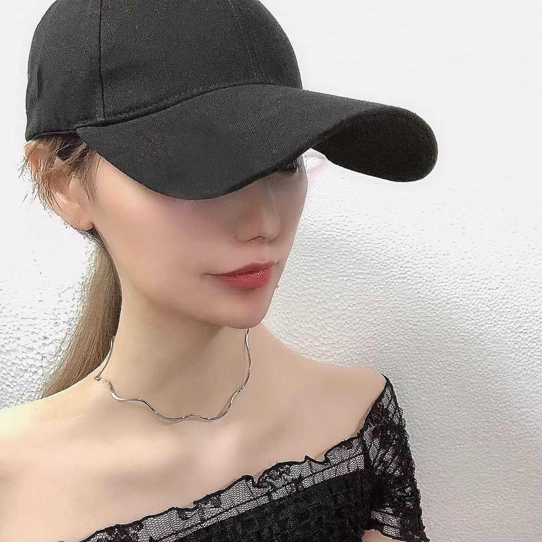 のインスタグラム：「. すっぴんでも【3891(ミエナイ)】キャップ🧢. (@3891_official ). . ツバが9.5cmと長くて、 顔がしっかり隠れる＋小顔効果 🦦💓💓. 週刊誌対策でタレントさん達も愛用中らしい⁉︎⁉︎. . 価格もブランド名と同じ3891円♡(税抜き) ベージュもあります♡ #キャップ女子 #3891_pr #お返事のちほど🥺🙏」