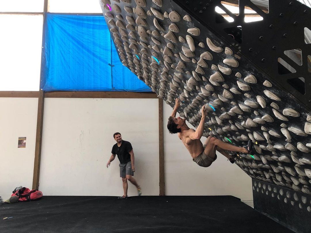 ヤン・ホイヤーのインスタグラム：「Kilterboard session @duisburg.einstein.boulder 💪 @mammut_swiss1862  @madrockclimbing」