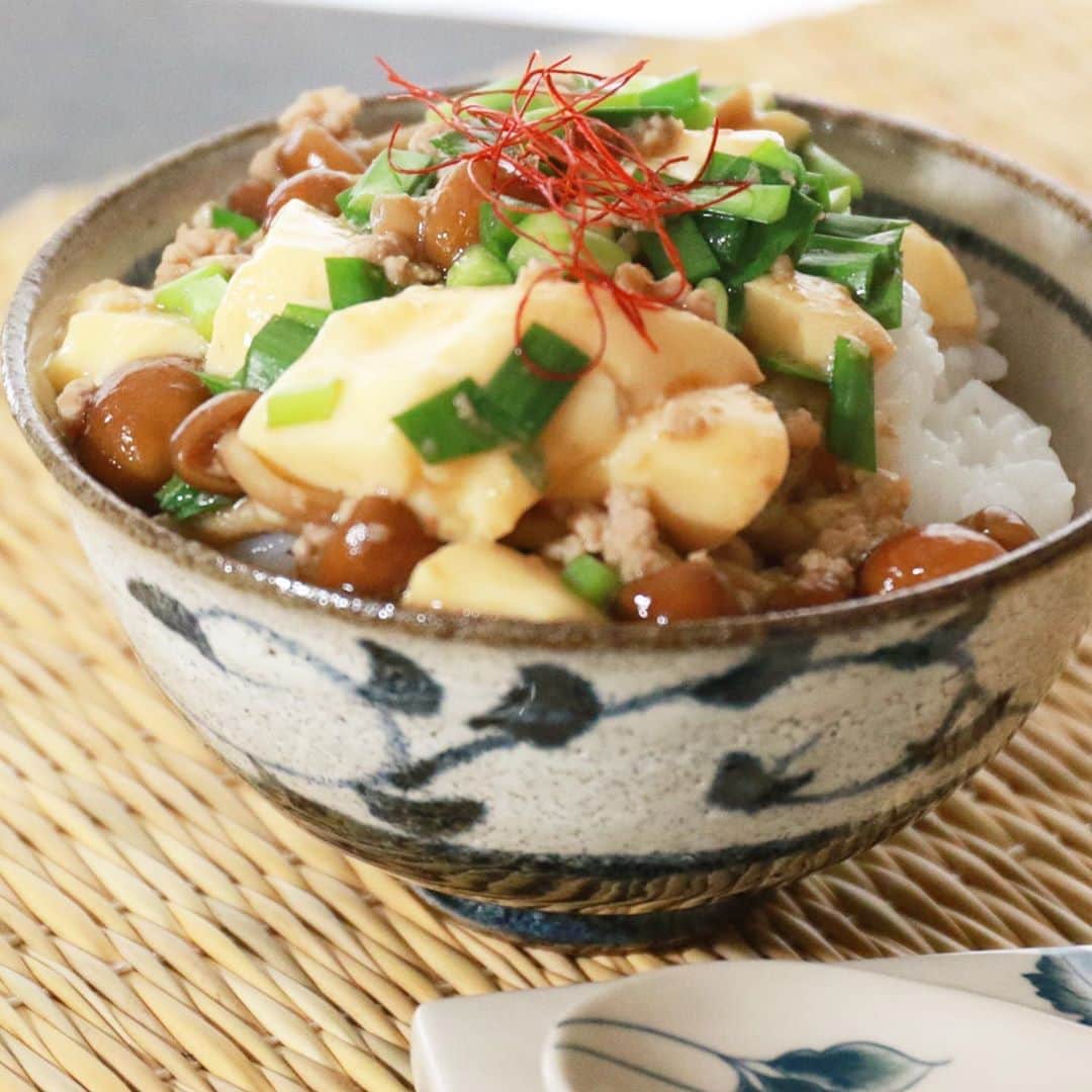 馬場裕之のインスタグラム：「バカうま丼☺️ YouTubeチャンネル登録者数10万人ありがとうございます🙇🏻‍♂️🙏🏻🙌 YouTube【馬場ごはん】 にて簡単な作り方紹介してます✨ ▷ @hiro88  こちらからみて是非作ってみて下さい🤗 ーーーーーーーーーーーーーーーー..... 『材料』 2人前 たまご豆腐2個 豚ひき肉100g ニラ5本 生姜5g なめこ100g 味噌大さじ1 ご飯適量 ごま油orラー油適量 #おうち時間  #おうちごはん  #吉本自宅劇場  #馬場ごはん」