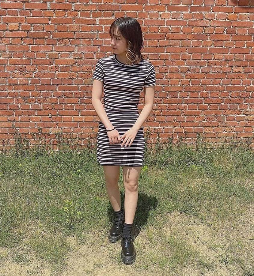 GU TAIWANさんのインスタグラム写真 - (GU TAIWANInstagram)「#MixYourOwnStyle 🌞T恤連身裙 Multi-Stripe T-dress 線條簡約，剪裁可愛的連身裙✨ 背部略微敞開的設計是小心機重點😘 展現時尚感的連身裙很不賴🥰 是一件在家裡或外出都狠舒適的款式🙌 穿了妳就知道💁‍♀️💕 ———————————— ☑女裝T恤連身裙(短袖)條紋Y *網路商店及特定店鋪商品 ———————————— #GUTaiwan #GU #WearTokyoNow #GirlStyle #Fashion #OOTD #女友穿搭 #一人十色 #混搭狂潮 #混出自己的獨特型格」6月12日 18時29分 - gu_taiwan