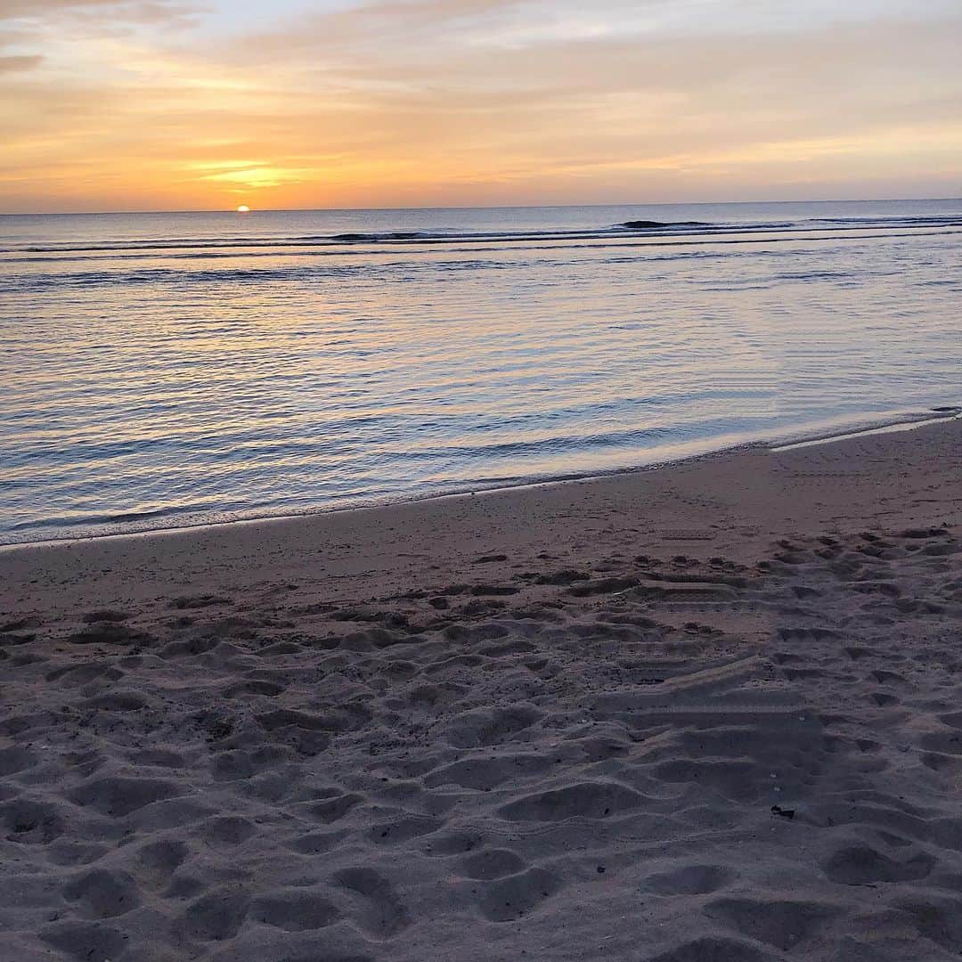 長谷川唯のインスタグラム：「・ ・  What a beautiful sunset☀️みなさん、今週もお疲れさまでした🕊🤍素敵な週末を過ごしてね✨ ・ ・ #sunset #happy #love #サンセット #夕陽が好き #instagood」