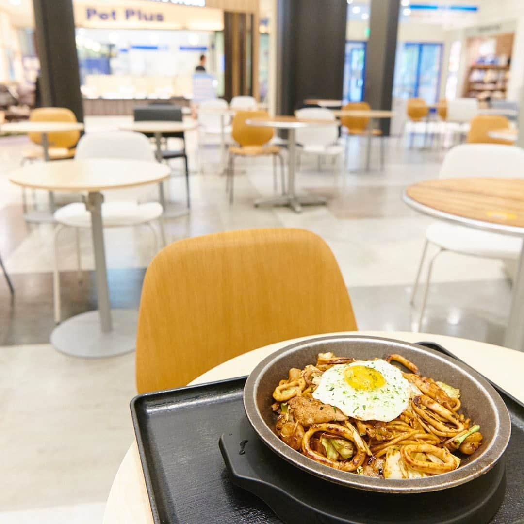 アクアシティお台場/AQUA CiTY ODAIBAさんのインスタグラム写真 - (アクアシティお台場/AQUA CiTY ODAIBAInstagram)「・ 【ODAIBA FOOD COURT】 ・ 食べたいメニューがきっと見つかる、ODAIBA FOOD COURT。テイクアウトもOKのソースが香るミックス月見焼そばは、シーフードとぶた肉が太めの麺に絡み食欲をそそる味わいです。お席の間隔を広げ、ゆったりとお食事ができるODAIBA FOOD COURTへ是非お越しください！ ・ ぼてや（1F） ・ #アクアシティお台場 #ぼてや #boteya #ミックス月見焼そば #焼そば #yakisoba #お好み焼き #okonomiyaki #モダン焼き #たこ焼き #密対策 #コロナ対策 #テイクアウト #東京グルメ #foodstagram #飯テログラム #フードコート #ODAIBA FOOD COURT #aquacityodaiba #お台場 #東京リゾー島 #アクアシティ #odaiba #aquacity #台場 #daiba #東京 #tokyo #日本 #japan」6月12日 18時34分 - aquacity_odaiba_official