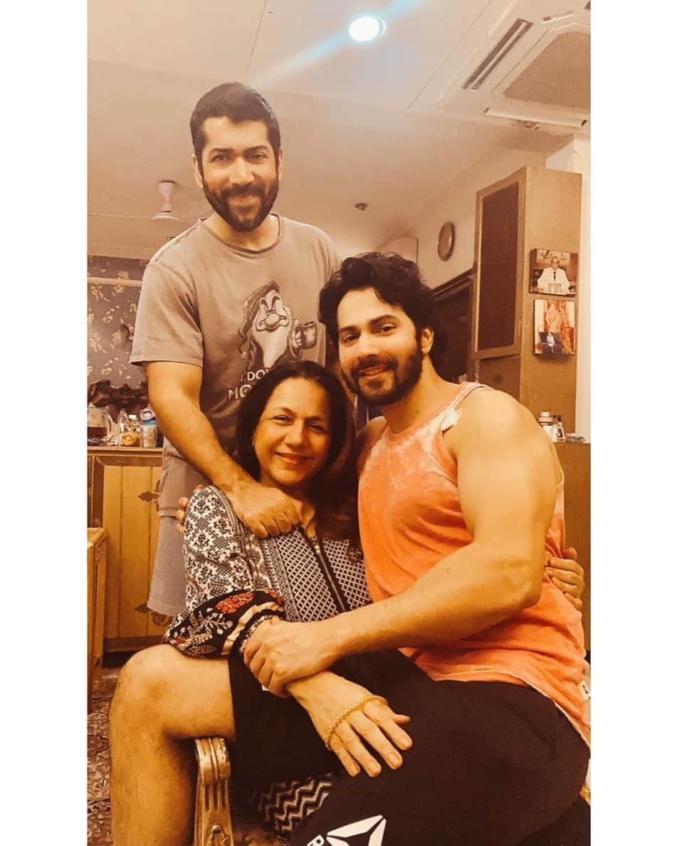 Varun Dhawanさんのインスタグラム写真 - (Varun DhawanInstagram)「Happy bday ma. 🤗 The strongest person I know  From making furniture,being a nursery teacher, taking us on bus rides for sports practise and making me take my first acting workshop and so much more u truly are the one」6月12日 18時36分 - varundvn