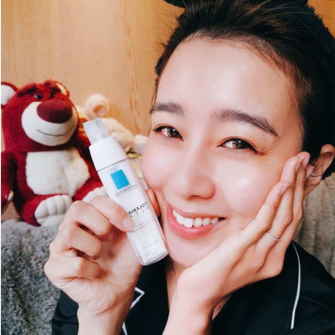 LA ROCHE-POSAY JAPAN ラロッシュポゼのインスタグラム：「＼ 雑菌混入を防ぐパッケージ／ . トレリアン ウルトラは、雑菌が混入しにくい密封ヘルメットパッケージを採用した保湿クリーム。クリームが出た瞬間に閉まる外気遮断シャッターがあり、 外気に触れたクリームの逆流を防ぐことができます。雑菌混入を最小限に抑えたパッケージも魅力の1つです。 . また乾燥や季節の変わり目で敏感になりがちな肌をおだやかに整える、整肌成分と保湿成分を配合。うるおいを与え、ふっくら心地の良い肌へ導きます。 . 是非お試しください。 . #ラロッシュポゼ #larocheposay #トレリアンウルトラ #乾燥肌 #敏感肌 #敏感肌対策 #スキンケア #低刺激 #低刺激設計 #敏感肌コスメ #ドクターズコスメ #肌ケア #美肌ケア #保湿ケア #スキンケアマニア #保湿クリーム #美容クリーム #ライフスタイル #美容好きさんと繋がりたい #おすすめコスメ #スキンケア購入品 #女子力アップ #スキンケア好きさんと繋がりたい #成分 #肌荒れ対策 #ボディクリーム #ボディケア #肌活 #美肌作り #美容マニア」