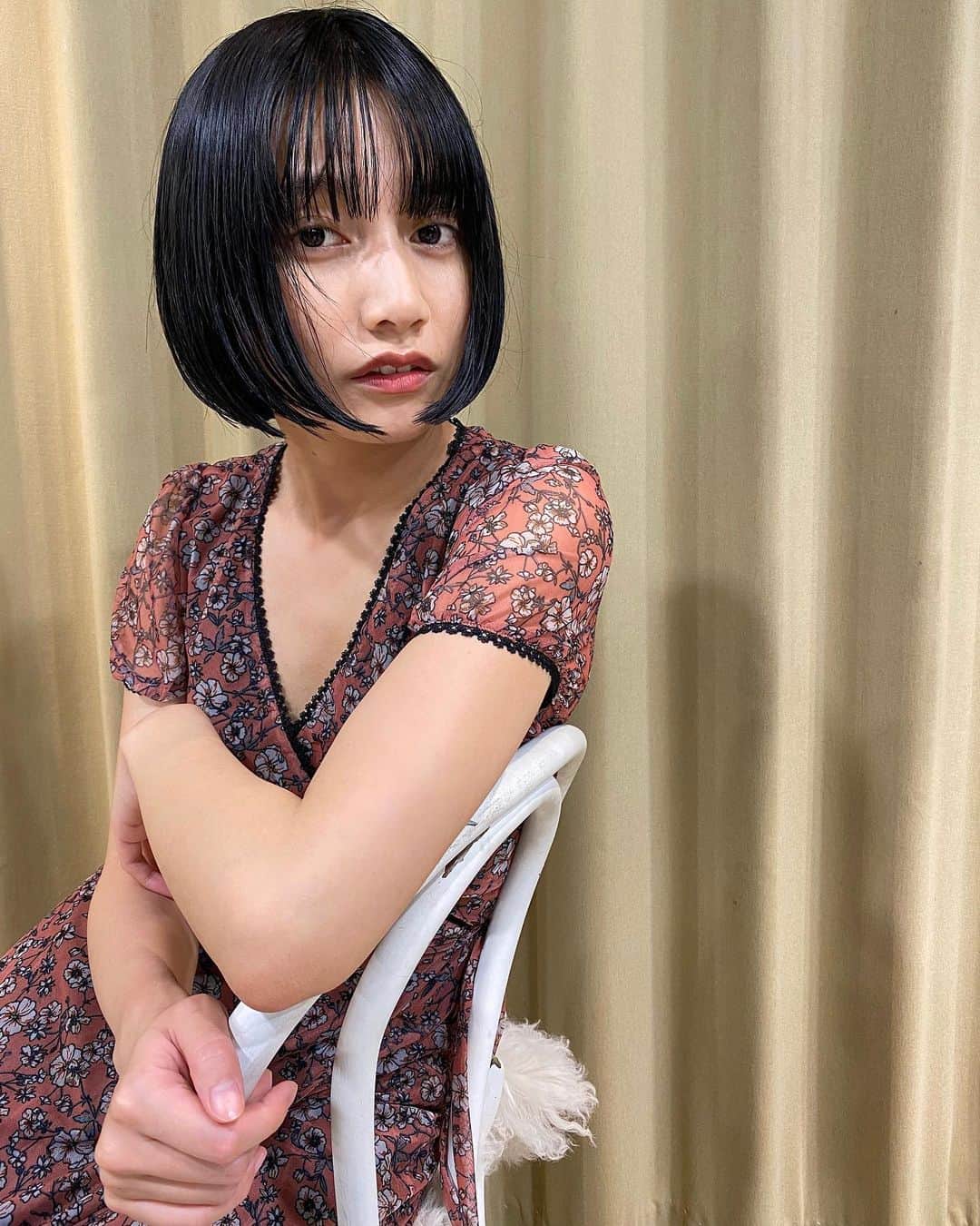 武田あやなのインスタグラム：「. 昨日2ヶ月ぶりに美容院行きました😍 今回も最高なカラーです✌︎ kokiさんlandtokyoの皆さん いつも本当にありがとうございます💕 雨降っててあやなん傘持ってきてないし 傘さしたくないから 走って向かったんだけど、 思ってたより大雨でびしょぬれになってしまい 驚かせてしまったようだ🤨（笑） タオルまで貸して下さって、、 本当にすみませんでした、、（笑） 久しぶりに髪の毛も生き返って 周りに髪の毛ツヤツヤだねって 今日褒めてくれたくらい良きです✌︎ . . . . . . . . .  #ヘアスタイル #表参道美容院  #landtokyo #ビジョビ  #お洒落女子 #アッシュカラー  #黒髪女子 #他撮り #大人可愛い  #アンニュイ #海外ファッション  #ショートカット女子 #ボブヘア  #ミニワンピ #清楚 #グレージュ  #美女 #エロかわ #可愛  #フェチ #おフェロ #少女  #ツヤ髪 #透け感 #丸顔  #dollskill #hairstyles#ootdfashion  #japanesegirl #jp_portrait」
