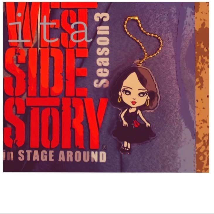 ソニンさんのインスタグラム写真 - (ソニンInstagram)「.1/6 WEST SIDE STORY season3 “Anita charm & Program” . #WestSideStory #WSS #WSS3 #公式グッズ　#売ってますよ　#ソニンアニータ　#キャラクターキーホルダー　#やっとゲット　#買ってね♡ #6枚でひとつ　#GridPost」6月12日 18時49分 - sonim_official