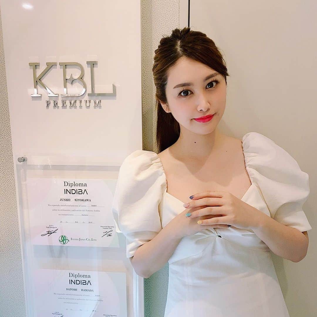 飛鳥凛のインスタグラム：「KBLさんにて #エンダモロジー 施術していただきました🙌 全身の緊張がほぐれて肌にもハリがでてきたみたい！！肩凝りは一気に解消です❤️ そして #私服　#ZARA のセールで¥3990で購入したもの👗肩のパフスリーブが可愛い😭そしてデコルテと背中もがっつりあいてるので細見え高見えワンピースです✨」