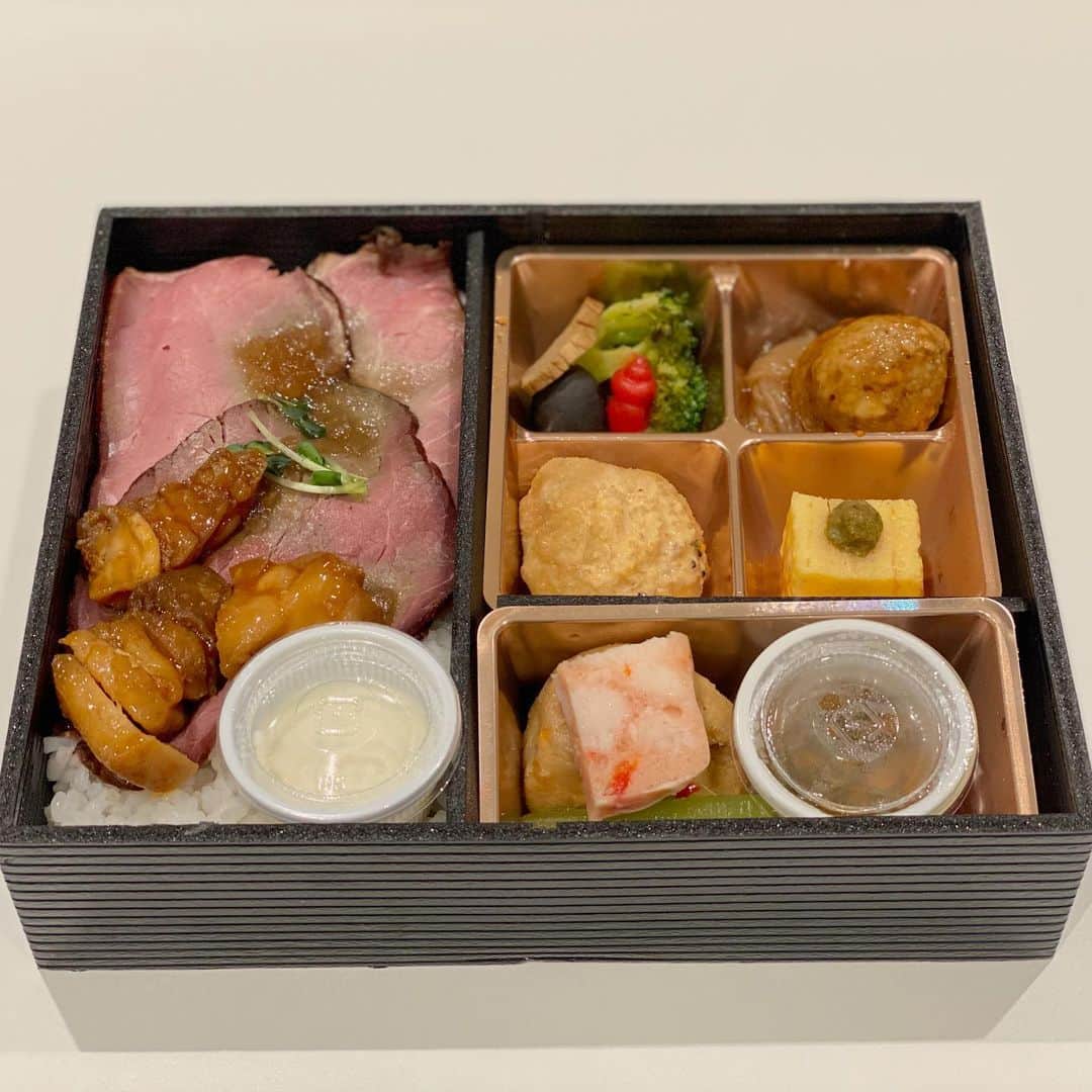 ロシアン佐藤のインスタグラム：「デカ盛りハンターのロケ弁🤲🏻 おしゃかわでした。 一緒に来てたこげちくわちゃんが、お昼食べたからと私くれた👼👼 夜に食べました🙆 #おなかがすいたらモンスター #ロシアン佐藤 #デカ盛りハンター」